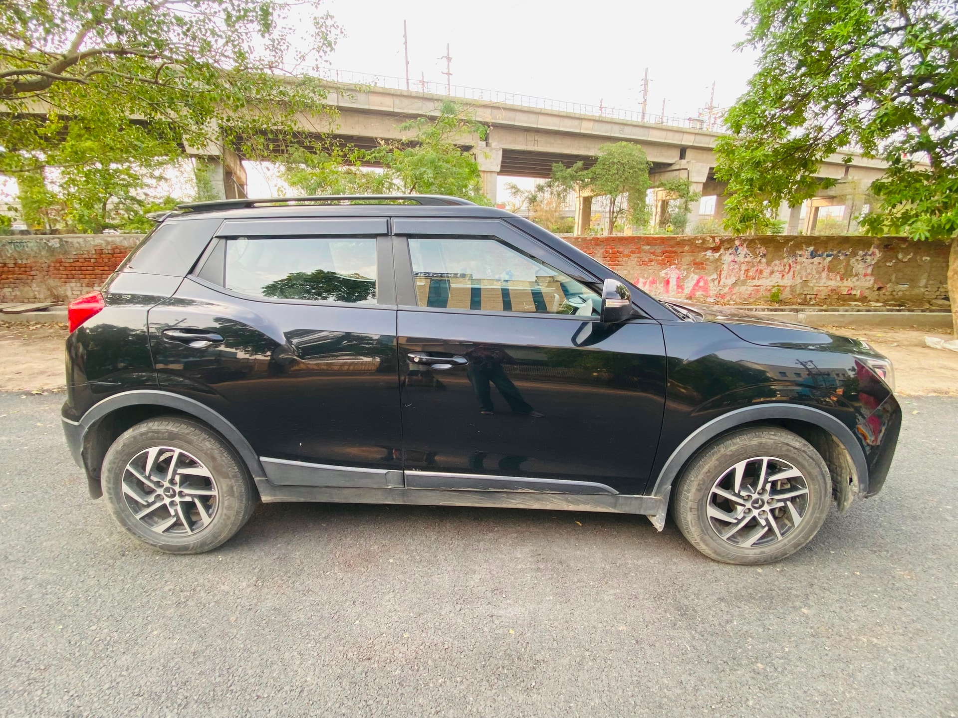 View 2023 Mahindra XUV300 W8 (O) Diesel Image 5 Used 2023 Mahindra XUV300 W8 (O) Diesel Image 5