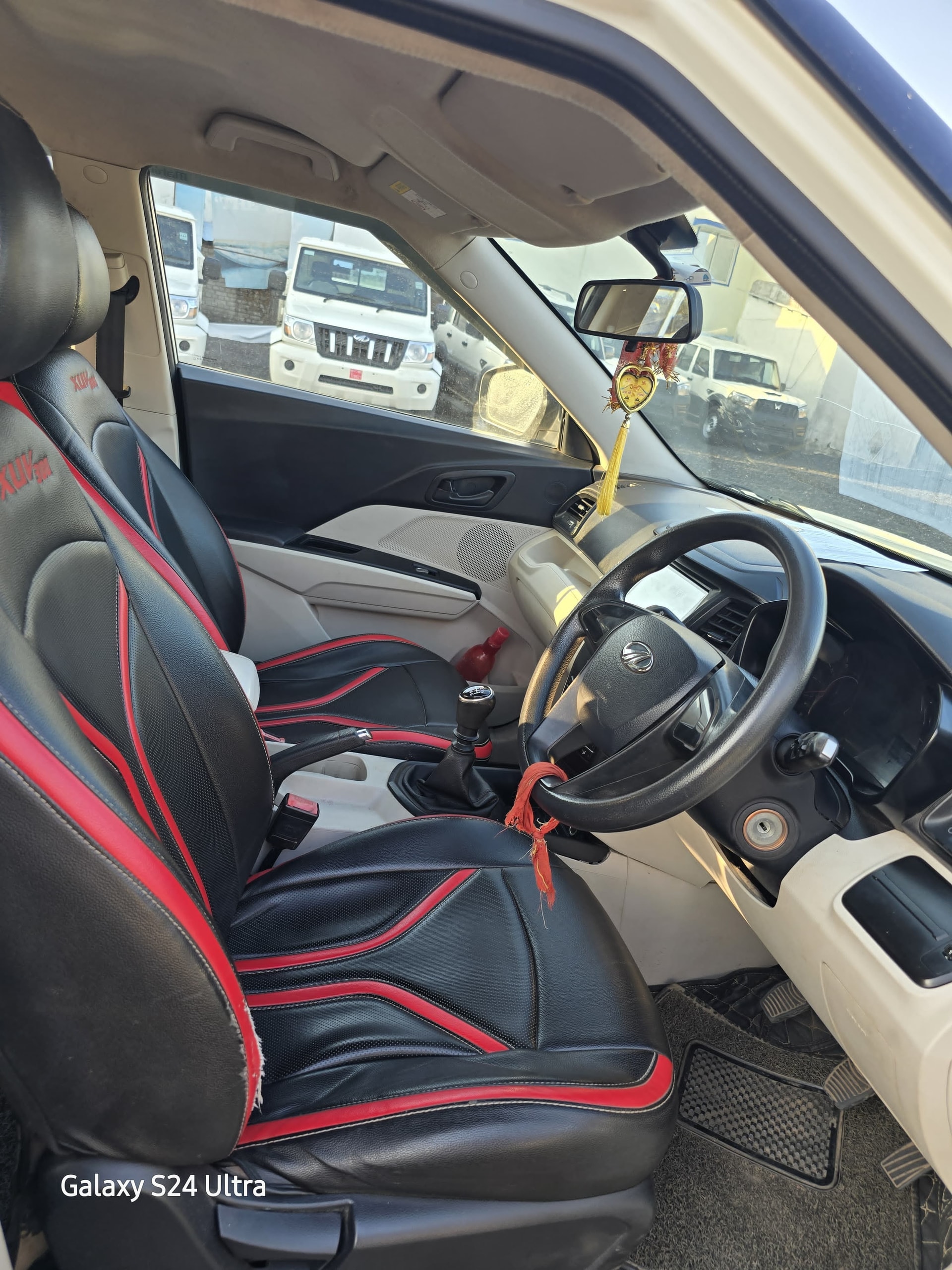 View 2019 Mahindra XUV300 W4 Diesel BS IV Image 3 Used 2019 Mahindra XUV300 W4 Diesel BS IV Image 3