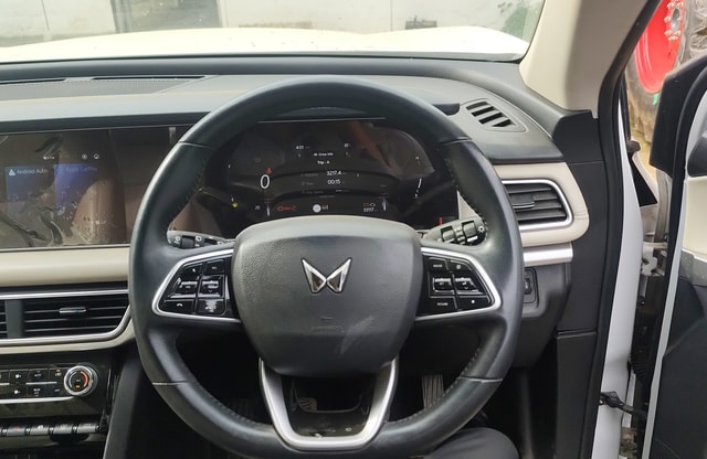 View Mahindra XUV700 Image 11 Used Mahindra XUV700 Image 11