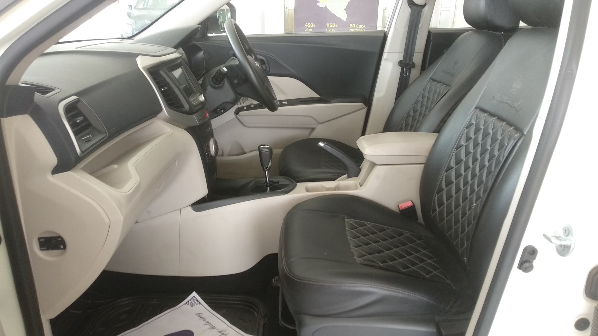View 2019 Mahindra XUV300 W6 AMT Diesel BS IV Image 12 Used 2019 Mahindra XUV300 W6 AMT Diesel BS IV Image 12