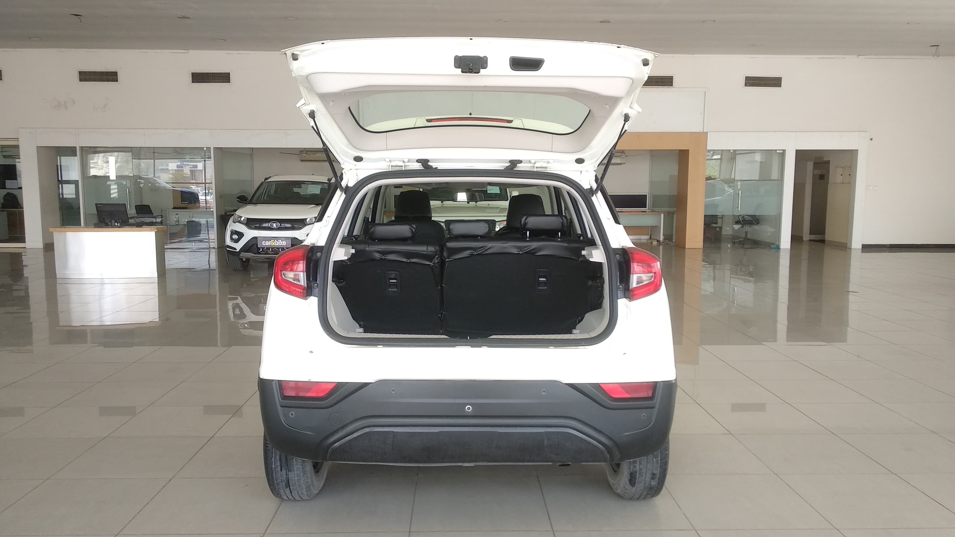View 2019 Mahindra XUV300 W6 AMT Diesel BS IV Image 15 Used 2019 Mahindra XUV300 W6 AMT Diesel BS IV Image 15