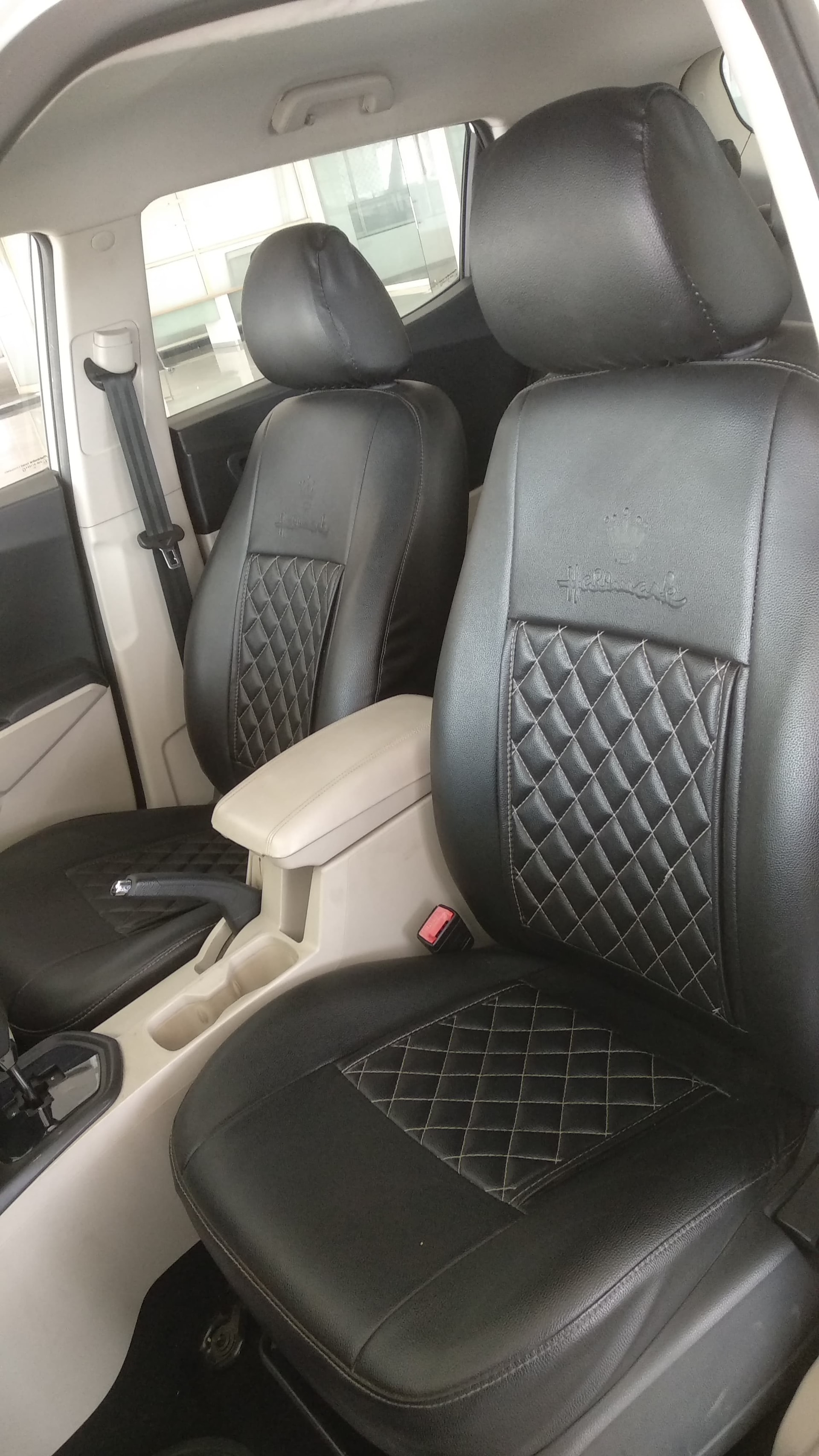 View 2019 Mahindra XUV300 W6 AMT Diesel BS IV Image 3 Used 2019 Mahindra XUV300 W6 AMT Diesel BS IV Image 3