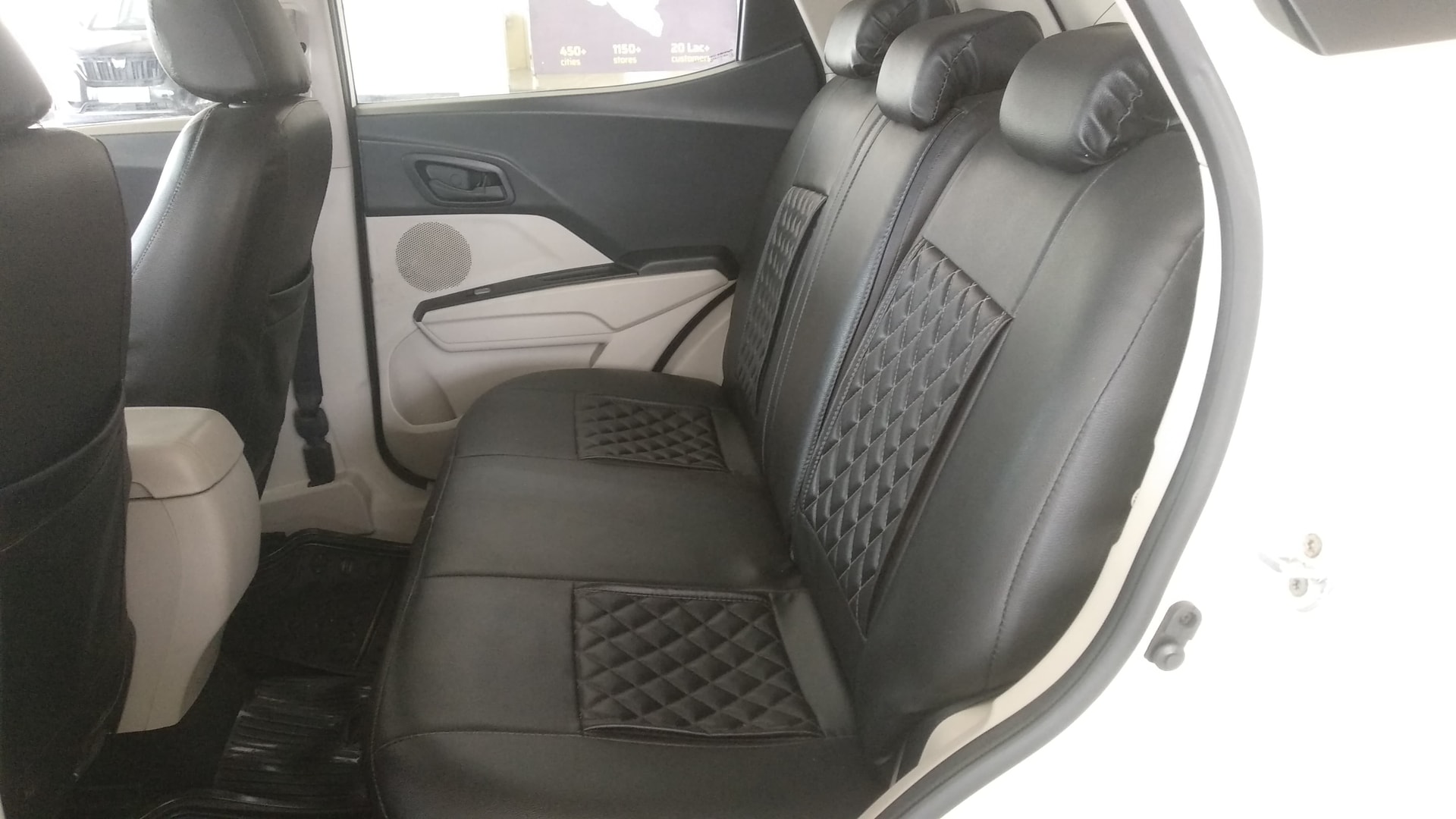 View 2019 Mahindra XUV300 W6 AMT Diesel BS IV Image 13 Used 2019 Mahindra XUV300 W6 AMT Diesel BS IV Image 13