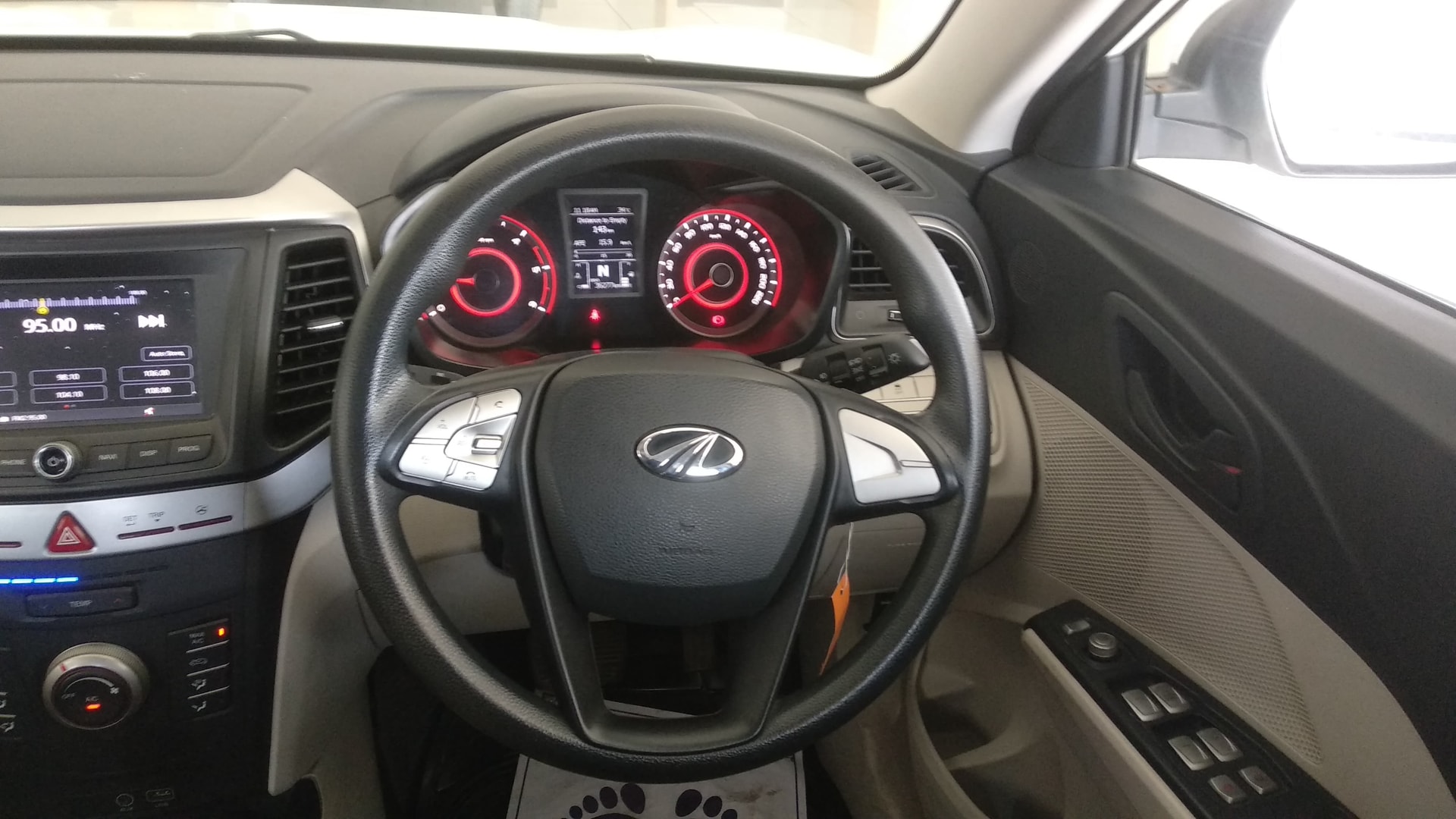 View 2019 Mahindra XUV300 W6 AMT Diesel BS IV Image 10 Used 2019 Mahindra XUV300 W6 AMT Diesel BS IV Image 10