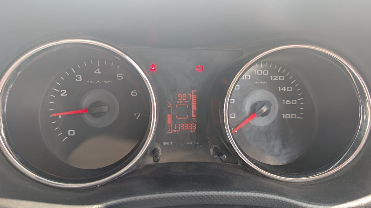 View 2019 Mahindra TUV300 T10 100HP Image 7 Used 2019 Mahindra TUV300 T10 100HP Image 7