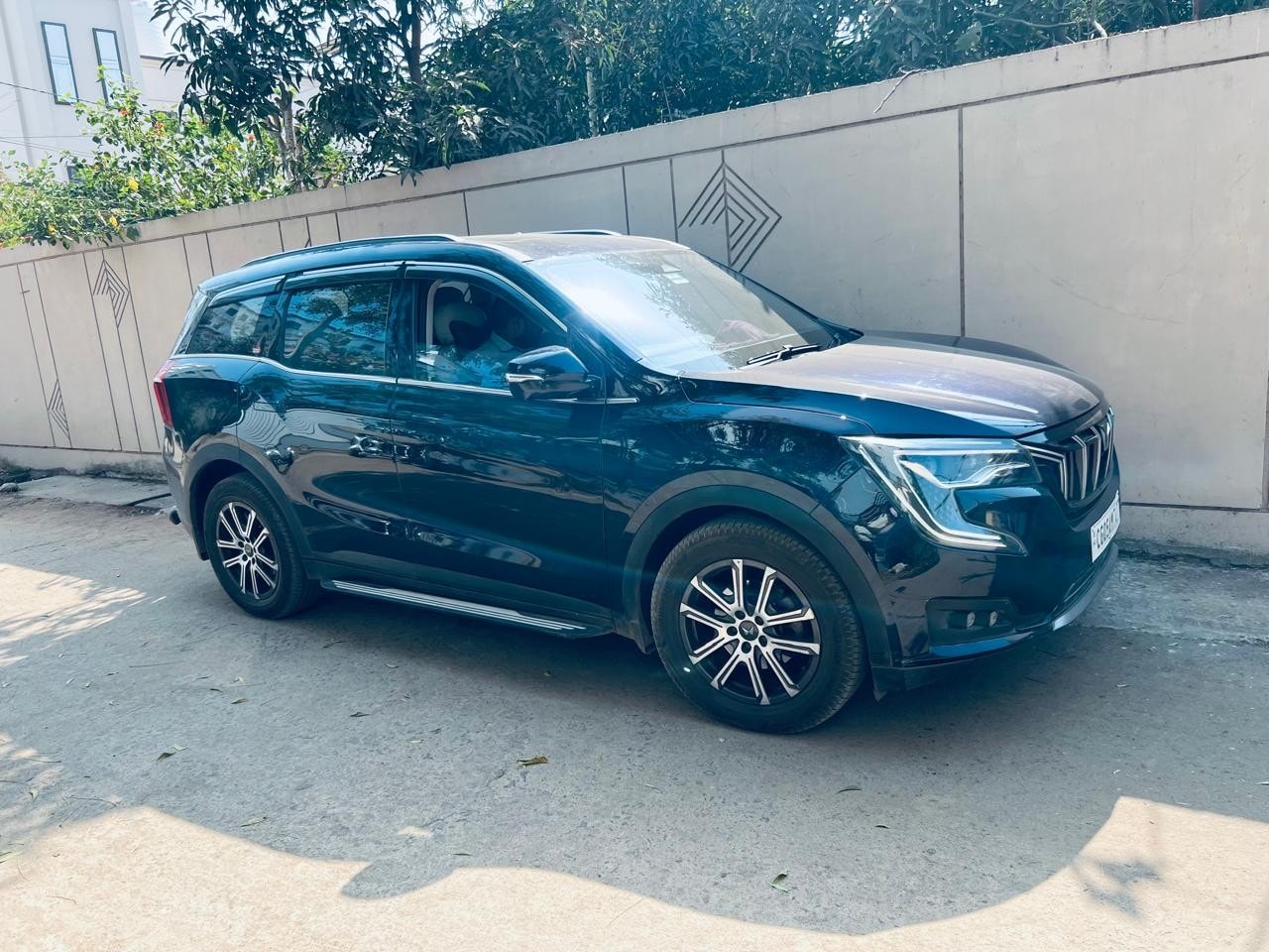 View 2022 Mahindra XUV700 AX7 AT Diesel 7 STR Image 2 Used 2022 Mahindra XUV700 AX7 AT Diesel 7 STR Image 2