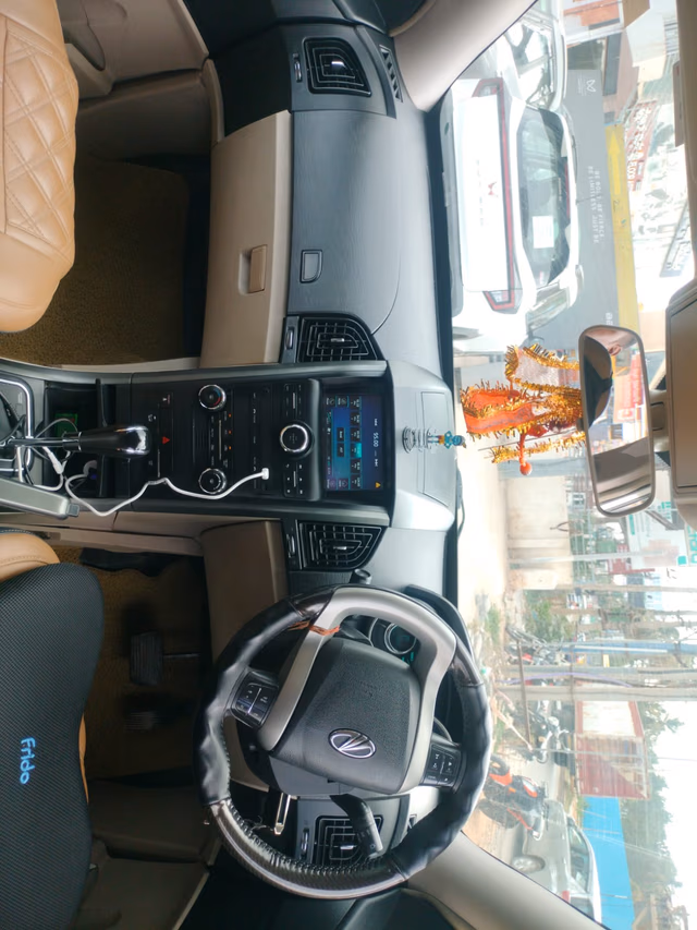 View Mahindra XUV500 Image 9 Used Mahindra XUV500 Image 9