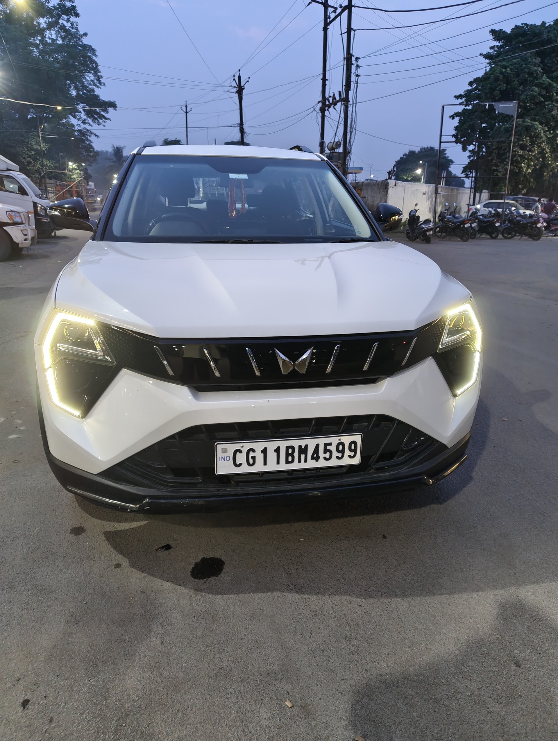View 2024 Mahindra XUV 3XO AX5 1.5 Turbo Diesel Image 2 Used 2024 Mahindra XUV 3XO AX5 1.5 Turbo Diesel Image 2