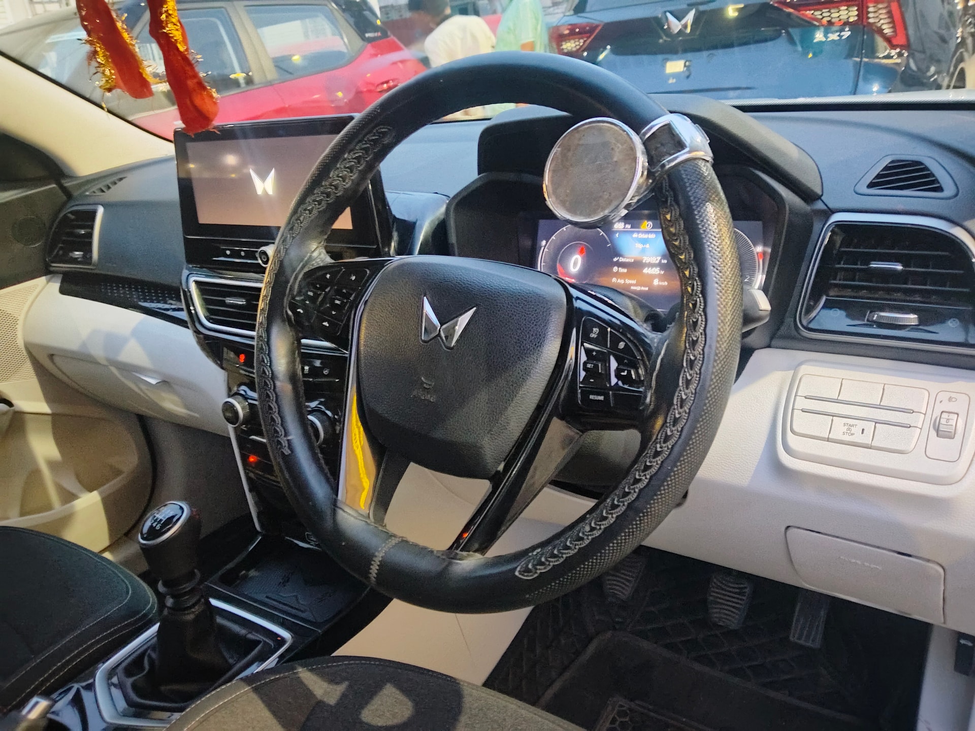 View 2024 Mahindra XUV 3XO AX5 1.5 Turbo Diesel Image 9 Used 2024 Mahindra XUV 3XO AX5 1.5 Turbo Diesel Image 9