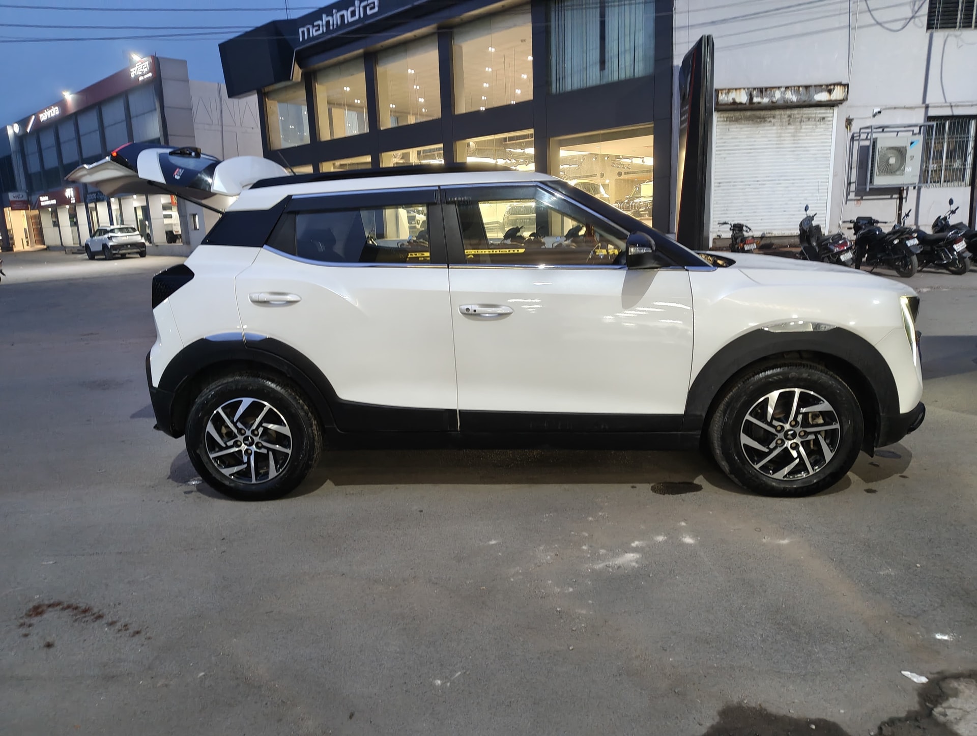 View 2024 Mahindra XUV 3XO AX5 1.5 Turbo Diesel Image 16 Used 2024 Mahindra XUV 3XO AX5 1.5 Turbo Diesel Image 16