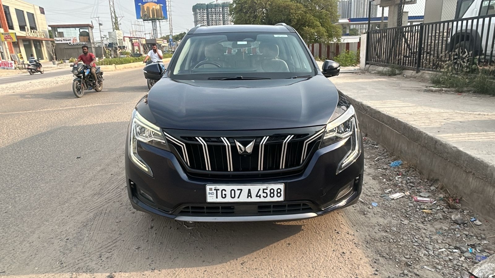 View 2023 Mahindra XUV700 AX7 AT Petrol 7 STR Image 2 Used 2023 Mahindra XUV700 AX7 AT Petrol 7 STR Image 2