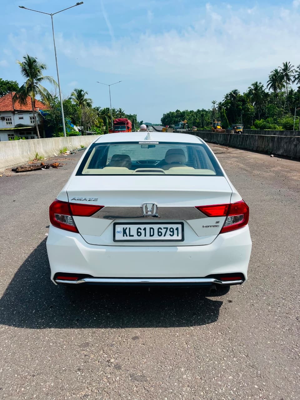 View 2019 Honda Amaze 1.5 V AT i-DTEC Image 4 Used 2019 Honda Amaze 1.5 V AT i-DTEC Image 4
