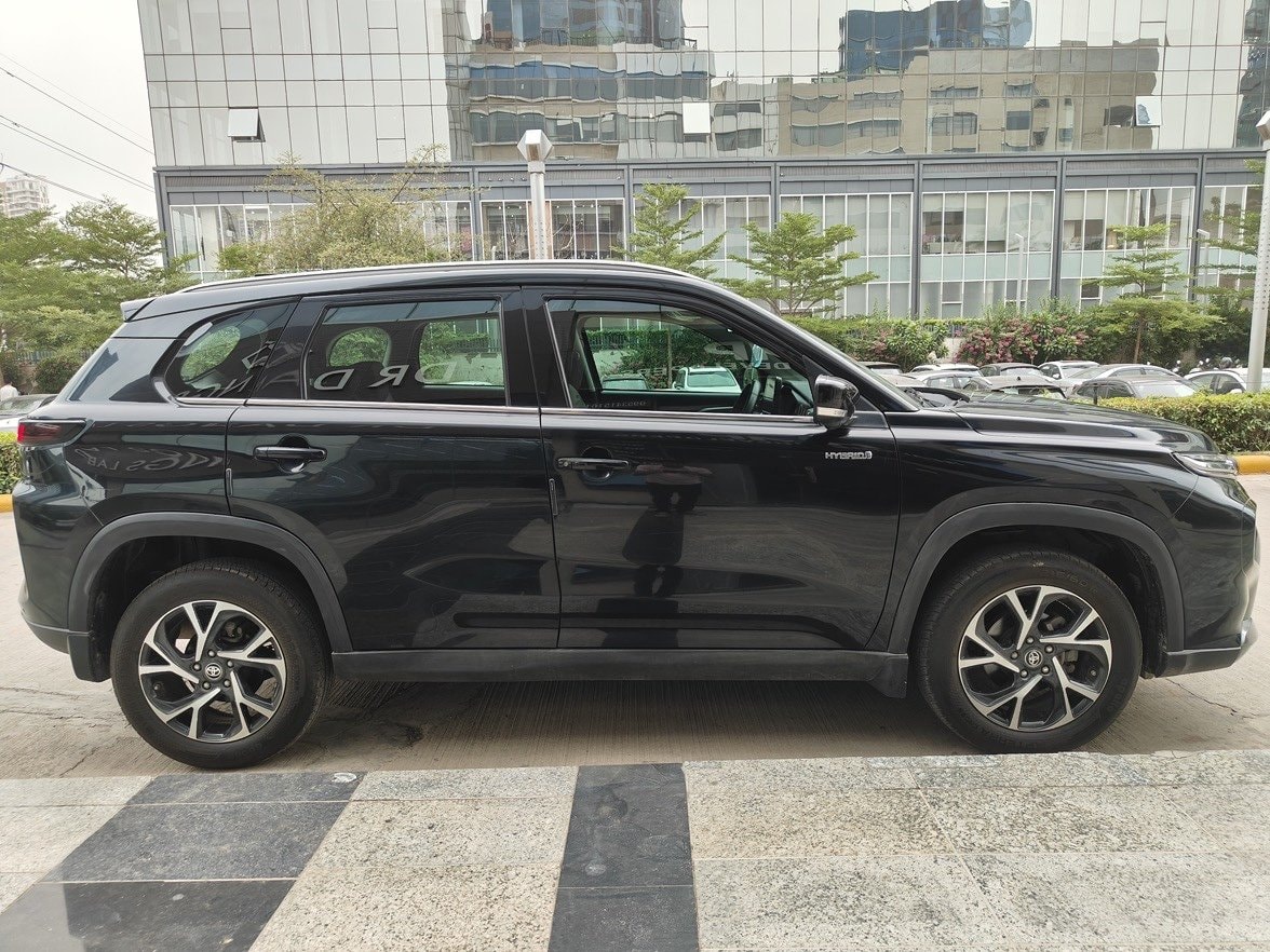 View 2024 Toyota Urban Cruiser Hyryder V e-Drive 2WD HYBRID Image 8 Used 2024 Toyota Urban Cruiser Hyryder V e-Drive 2WD HYBRID Image 8