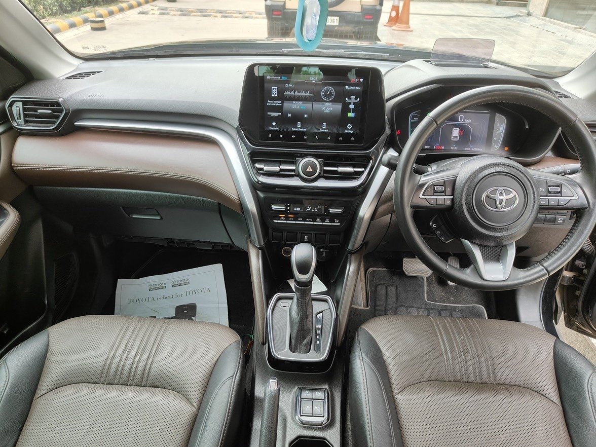 View 2024 Toyota Urban Cruiser Hyryder V e-Drive 2WD HYBRID Image 9 Used 2024 Toyota Urban Cruiser Hyryder V e-Drive 2WD HYBRID Image 9