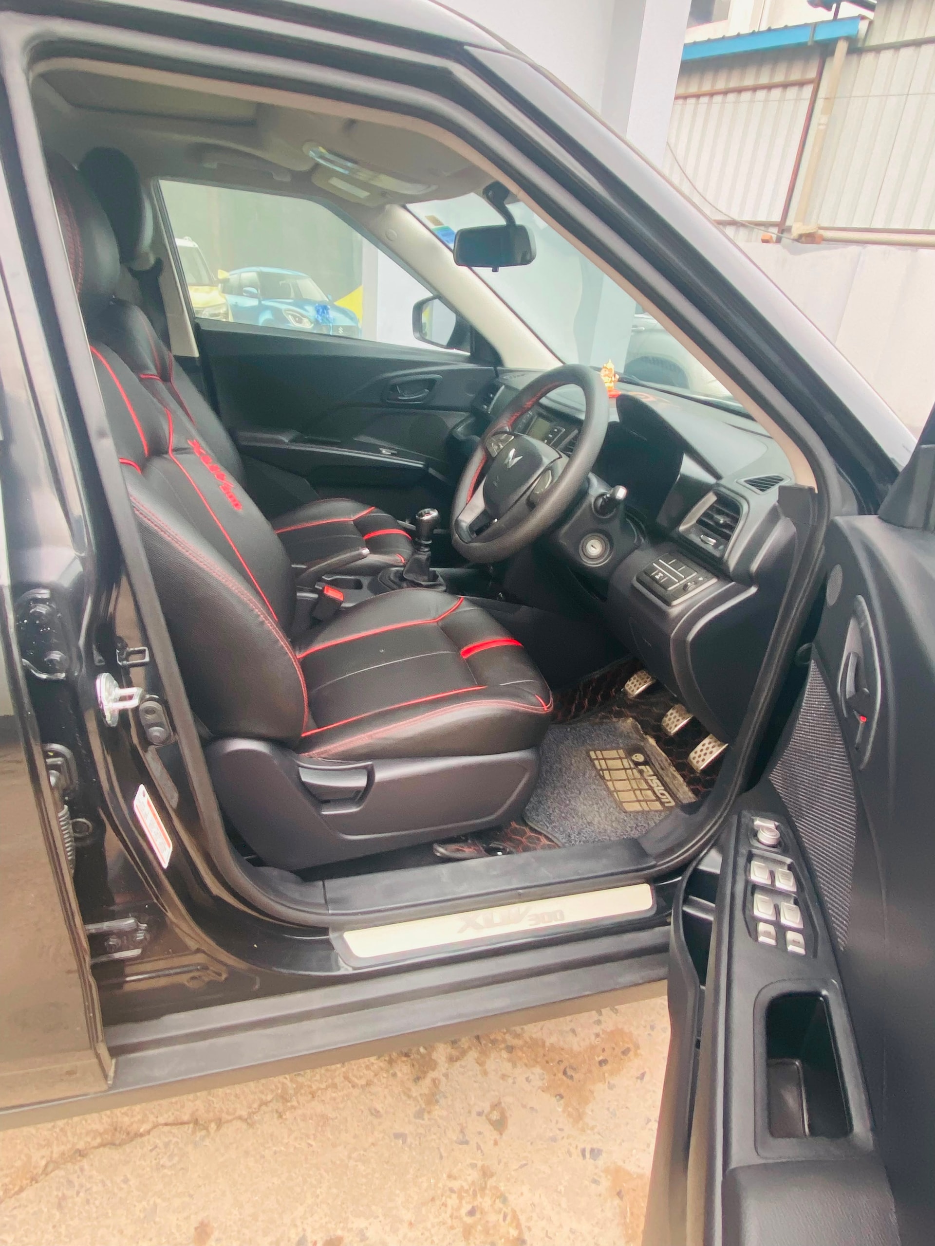 Used 2023 Mahindra XUV300 Used 2023 Mahindra XUV300