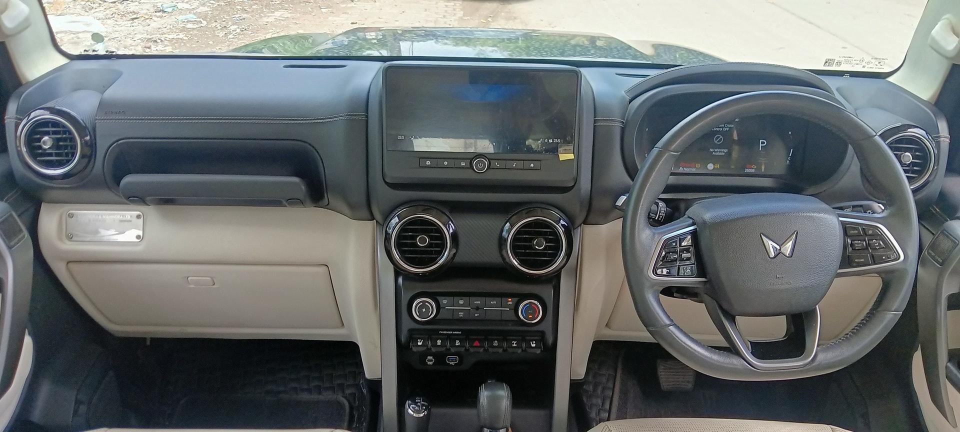 View 2025 Mahindra Thar Roxx AX7L Diesel 4WD MT Image 9 Used 2025 Mahindra Thar Roxx AX7L Diesel 4WD MT Image 9