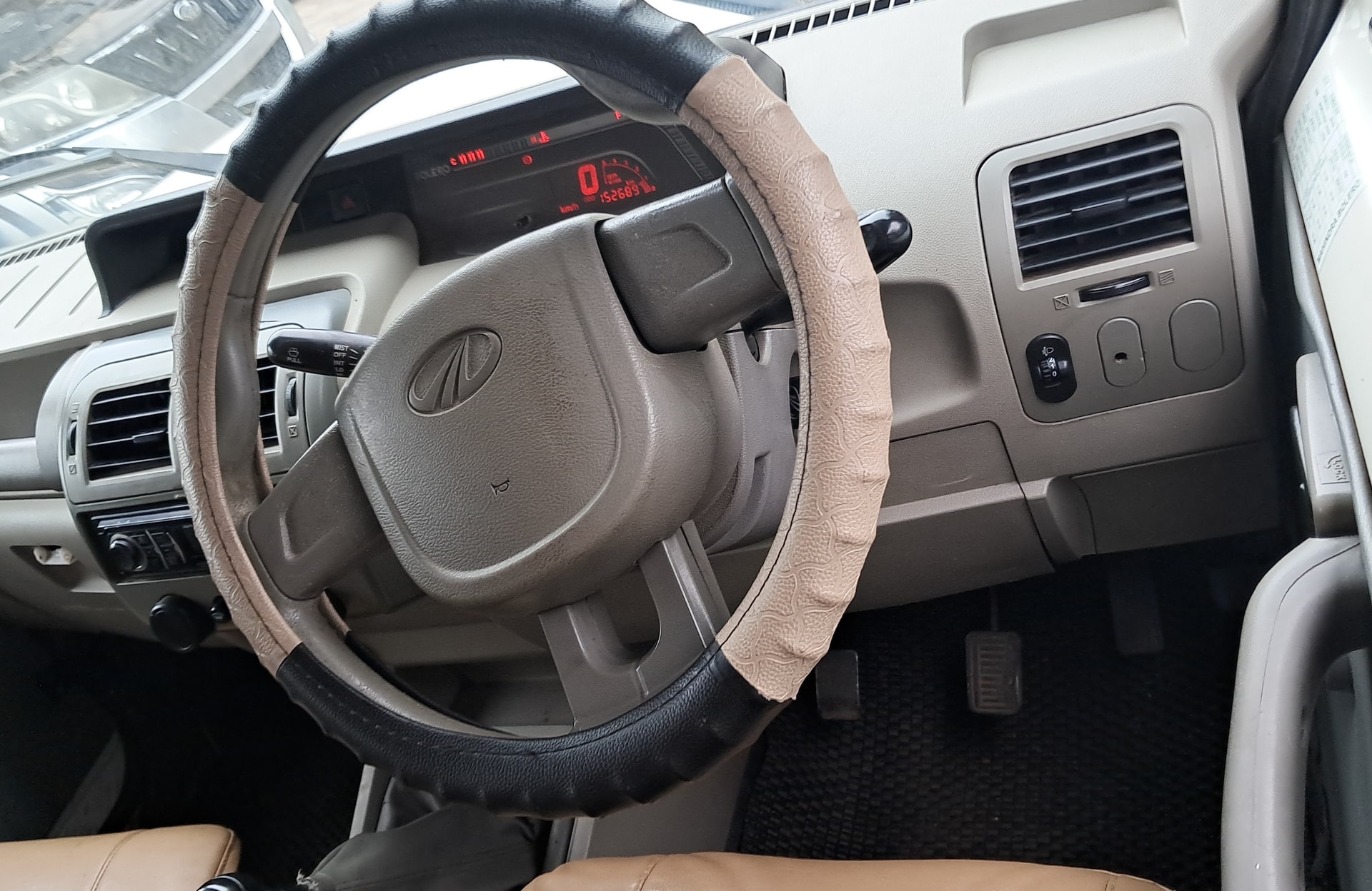 View 2018 Mahindra Bolero SLE BS4 Image 11 Used 2018 Mahindra Bolero SLE BS4 Image 11