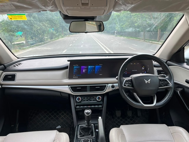 View Mahindra XUV700 Image 9 Used Mahindra XUV700 Image 9