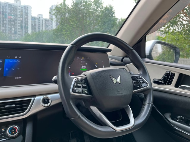 View Mahindra XUV700 Image 11 Used Mahindra XUV700 Image 11