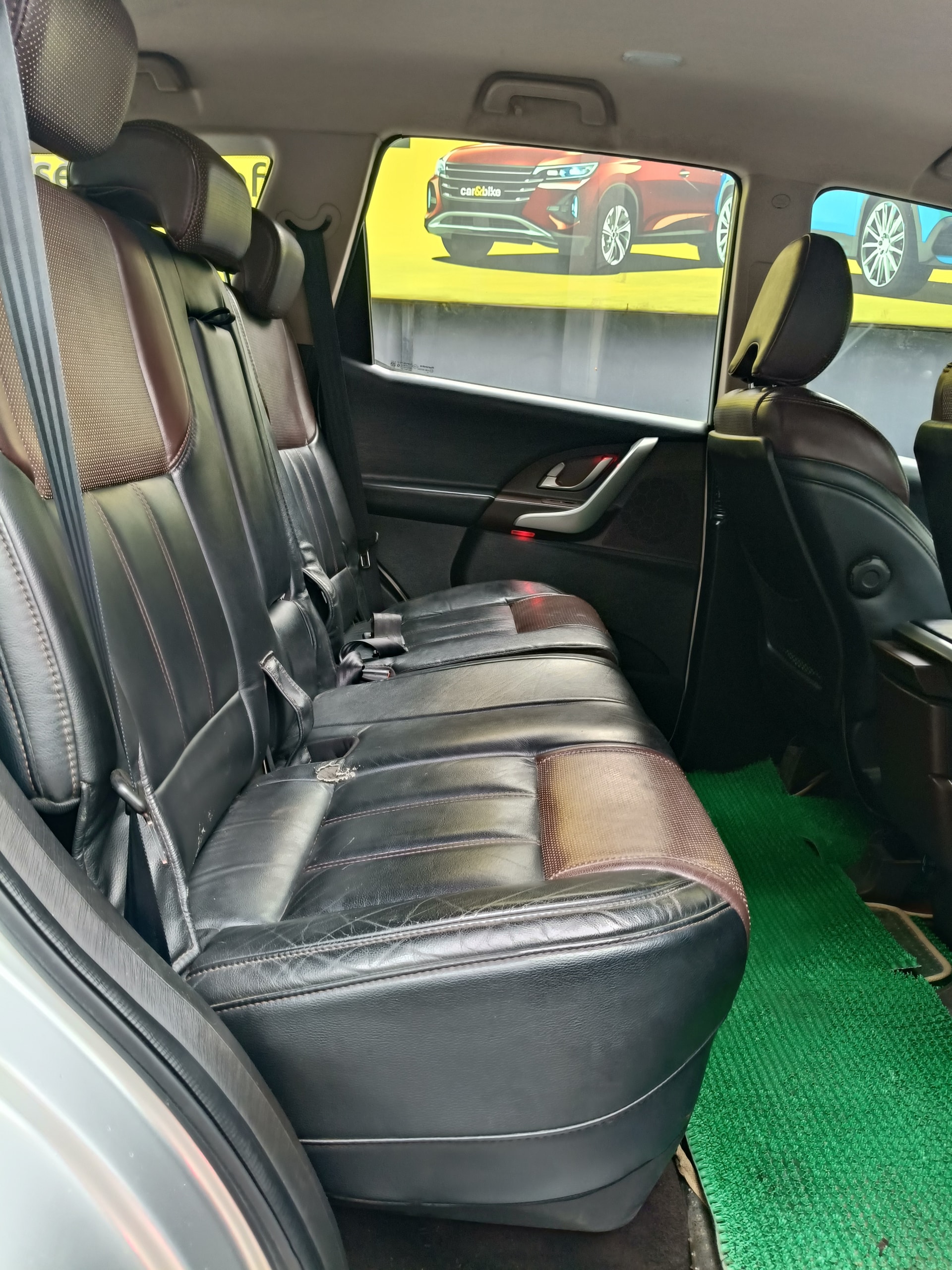 View 2015 Mahindra XUV500 W8 FWD Image 5 Used 2015 Mahindra XUV500 W8 FWD Image 5