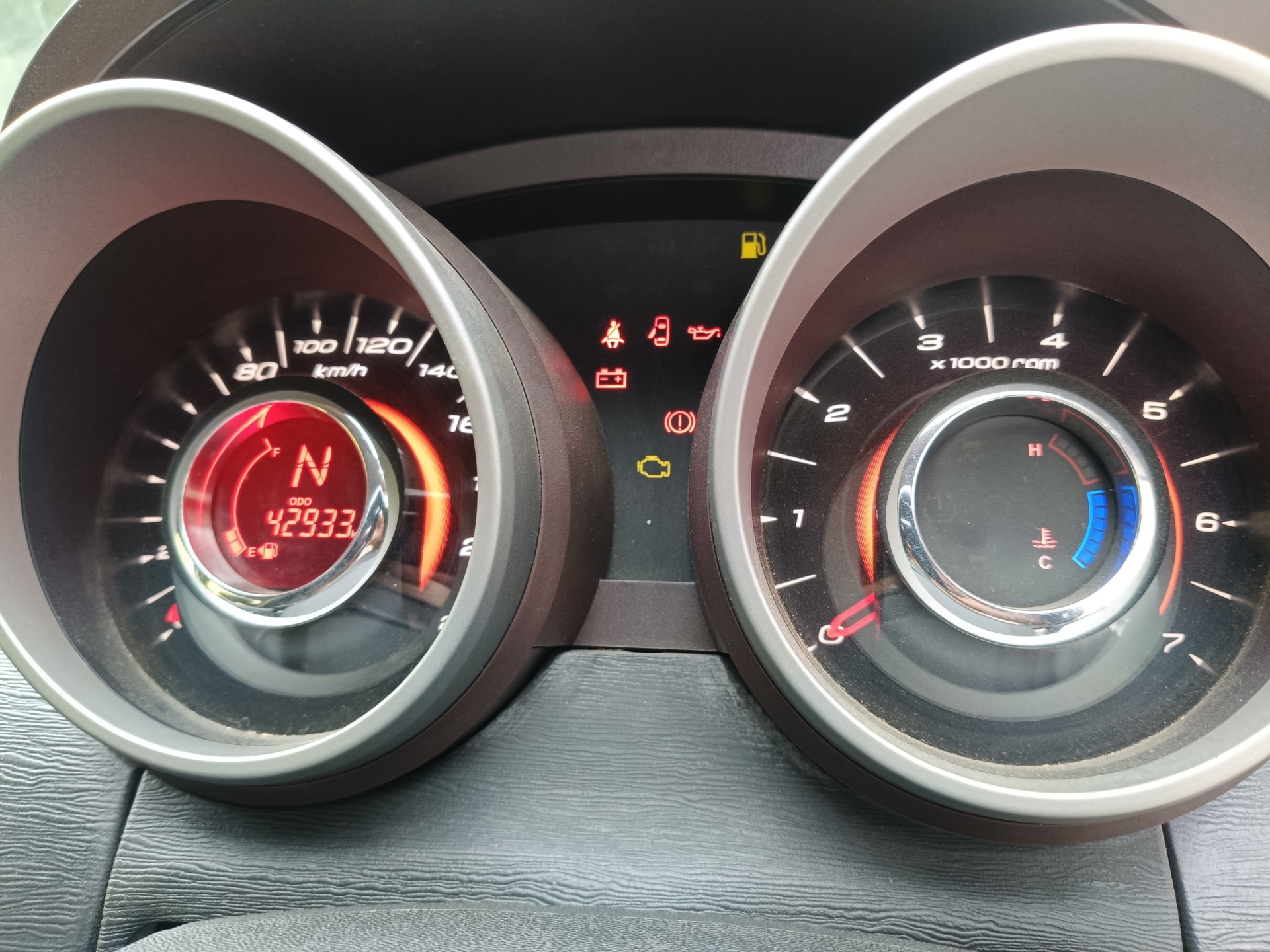 View 2015 Mahindra XUV500 W8 FWD Image 7 Used 2015 Mahindra XUV500 W8 FWD Image 7