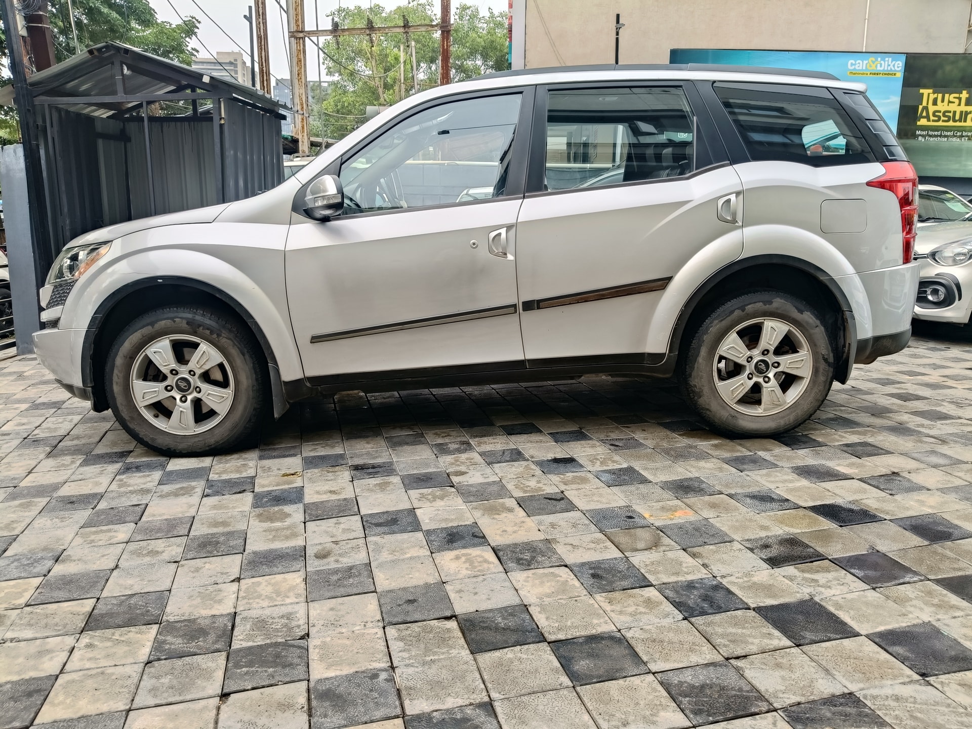 View 2015 Mahindra XUV500 W8 FWD Image 6 Used 2015 Mahindra XUV500 W8 FWD Image 6