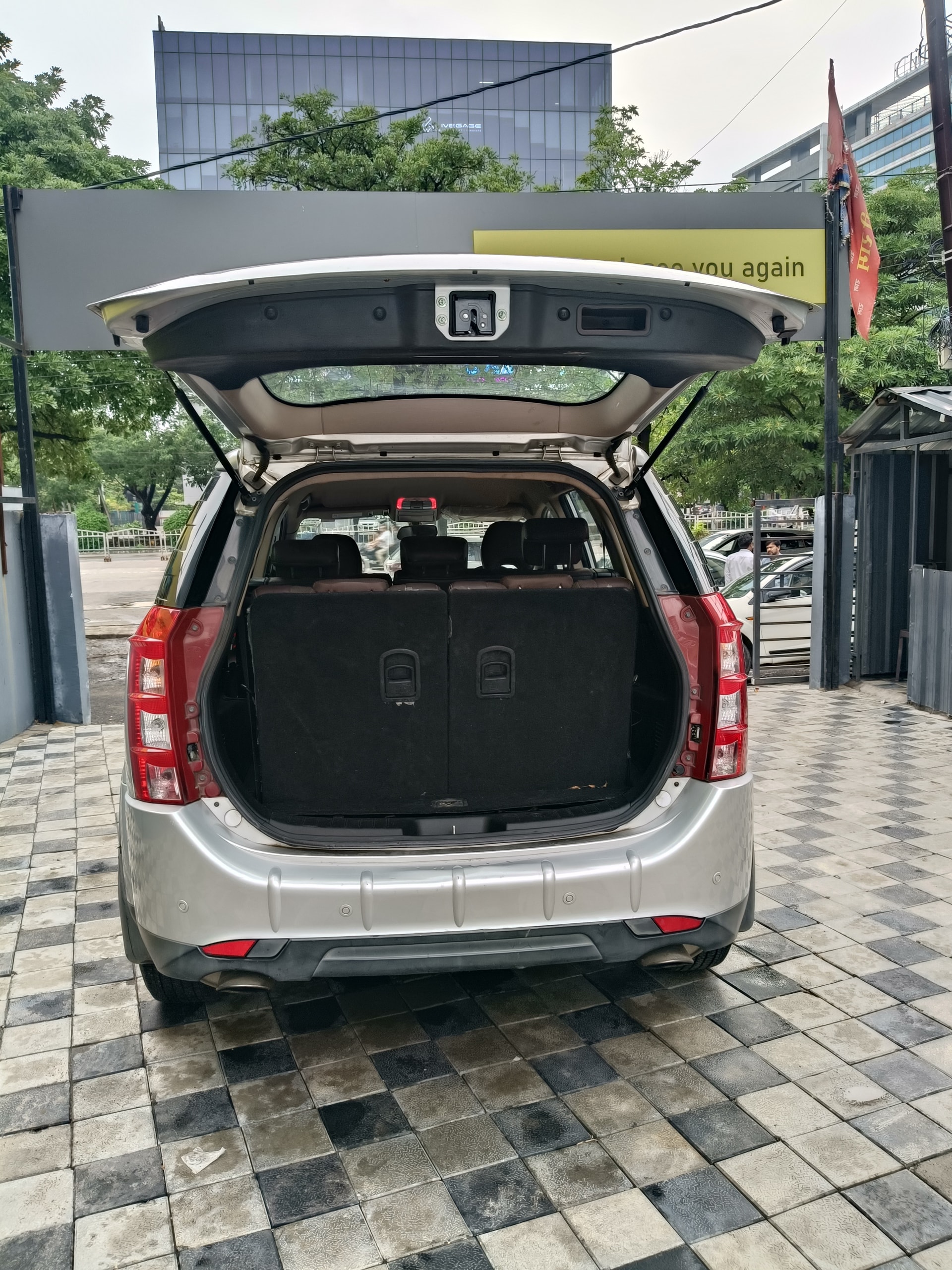 View 2015 Mahindra XUV500 W8 FWD Image 14 Used 2015 Mahindra XUV500 W8 FWD Image 14