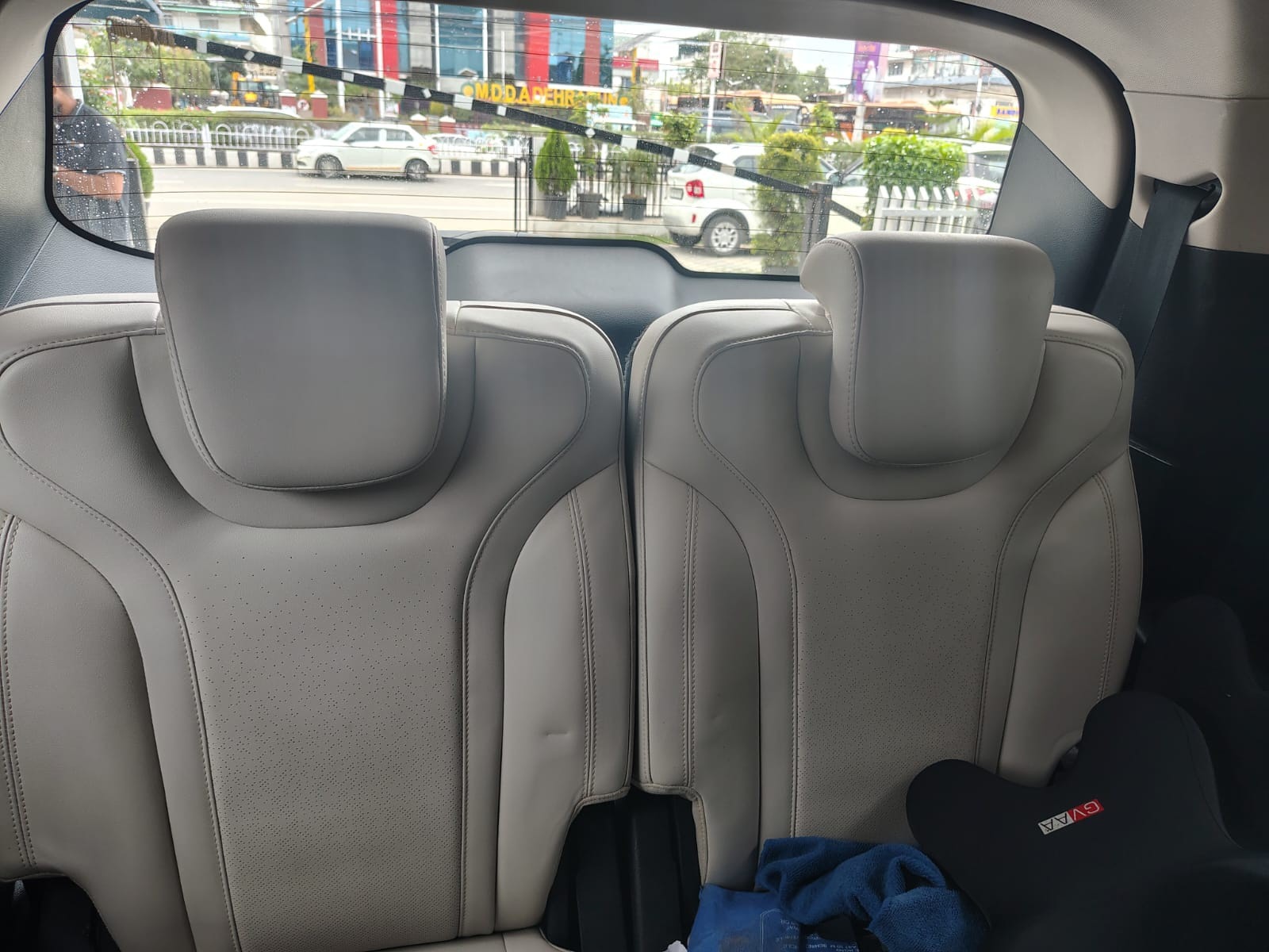 View 2021 Mahindra XUV700 AX7 AT Luxury Diesel 7 STR Image 5 Used 2021 Mahindra XUV700 AX7 AT Luxury Diesel 7 STR Image 5