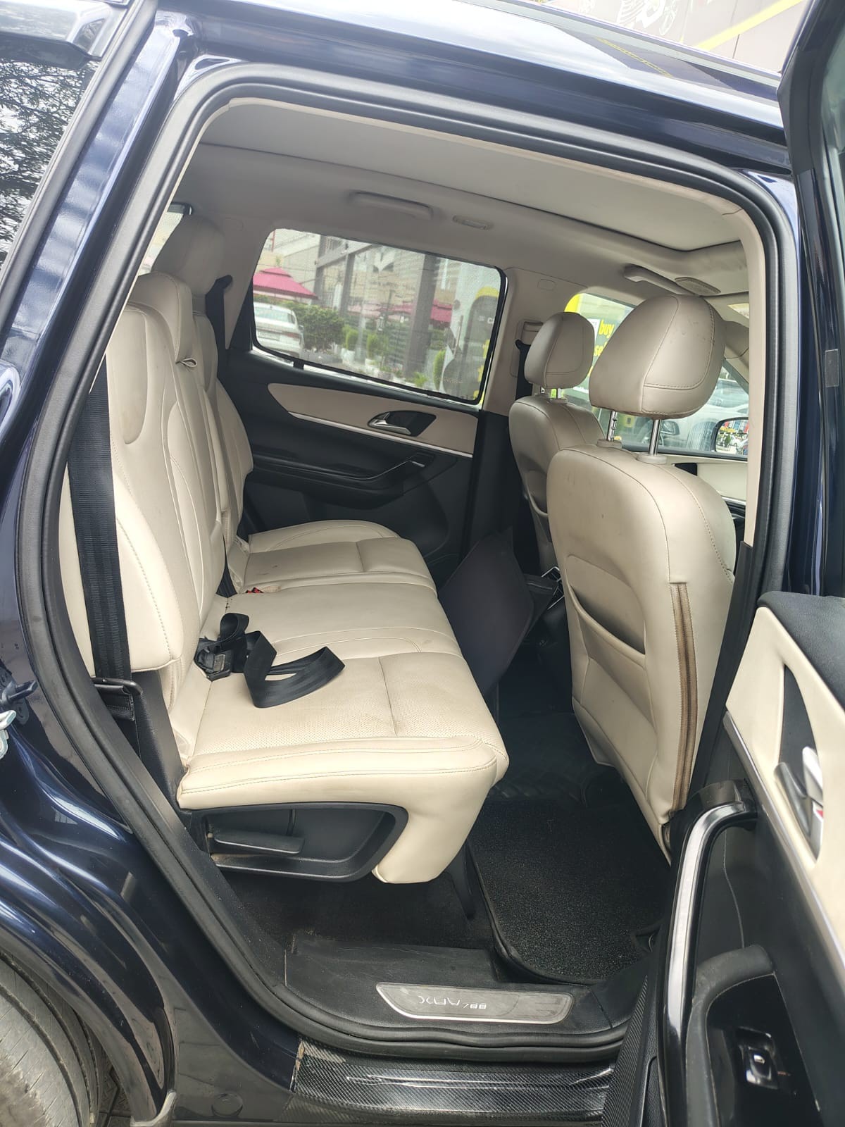 View 2021 Mahindra XUV700 AX7 AT Luxury Diesel 7 STR Image 14 Used 2021 Mahindra XUV700 AX7 AT Luxury Diesel 7 STR Image 14