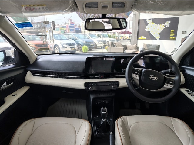 View Mahindra XUV700 Image 9 Used Mahindra XUV700 Image 9