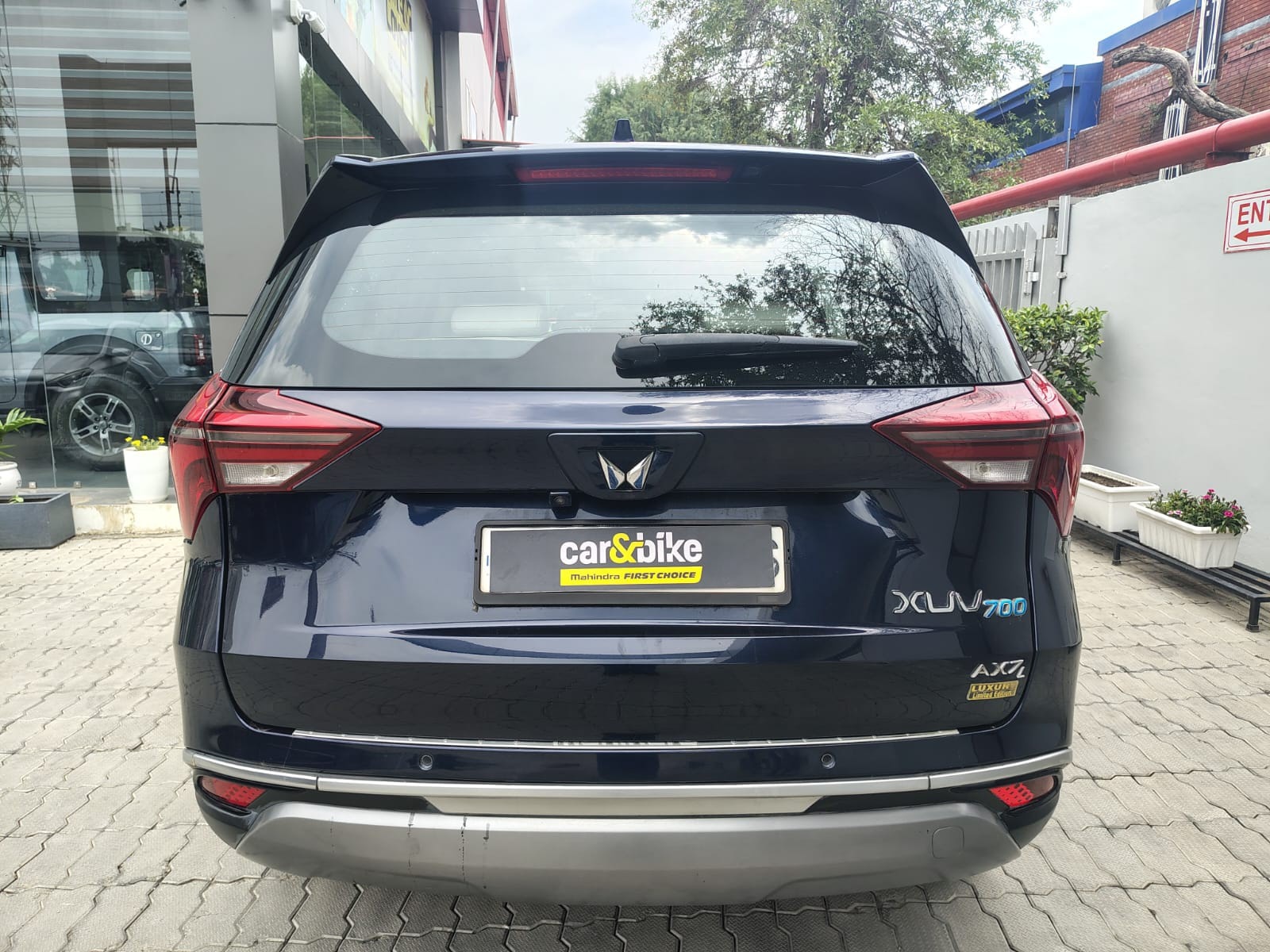 View 2021 Mahindra XUV700 AX7 AT Luxury Diesel 7 STR Image 4 Used 2021 Mahindra XUV700 AX7 AT Luxury Diesel 7 STR Image 4