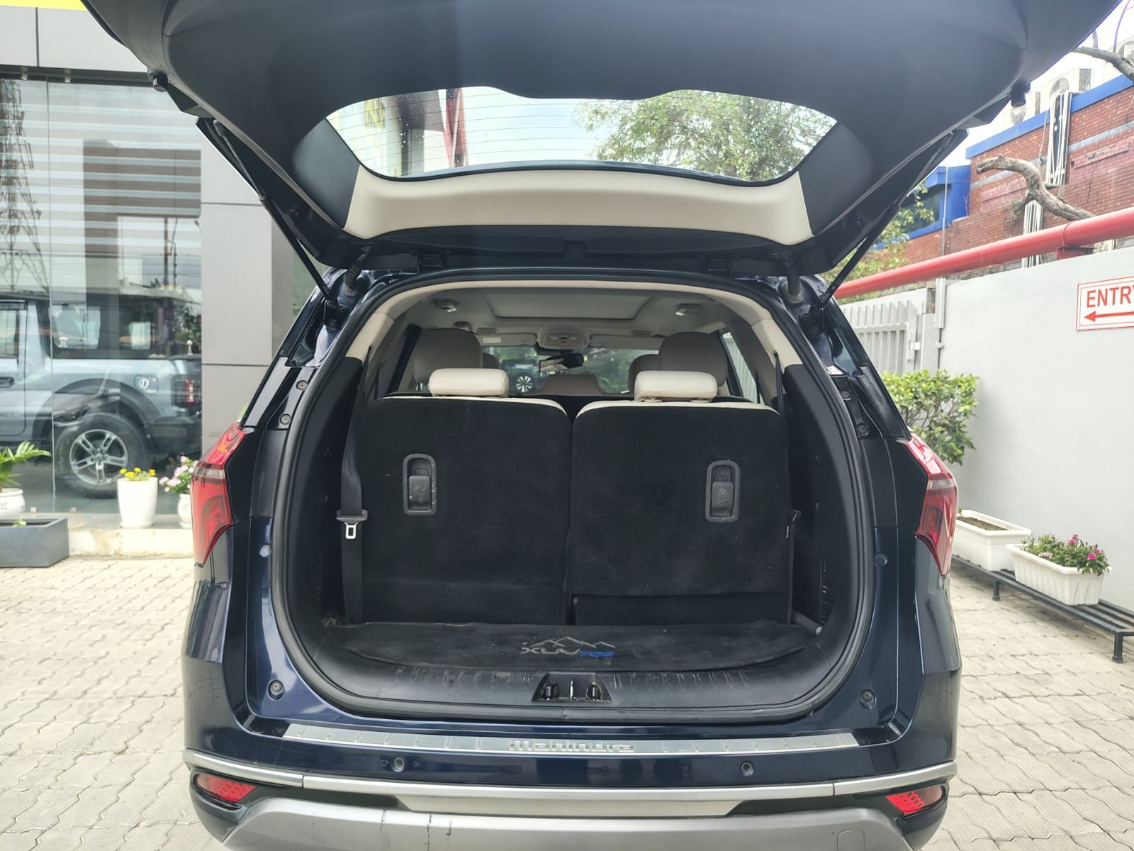 View 2021 Mahindra XUV700 AX7 AT Luxury Diesel 7 STR Image 16 Used 2021 Mahindra XUV700 AX7 AT Luxury Diesel 7 STR Image 16
