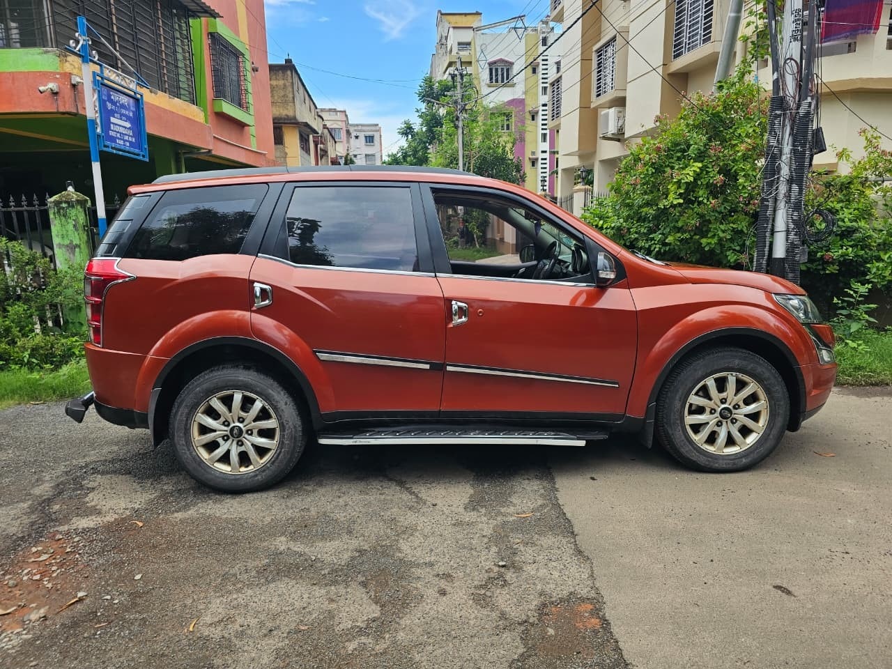 View 2017 Mahindra XUV500 W10 AWD Image 4 Used 2017 Mahindra XUV500 W10 AWD Image 4