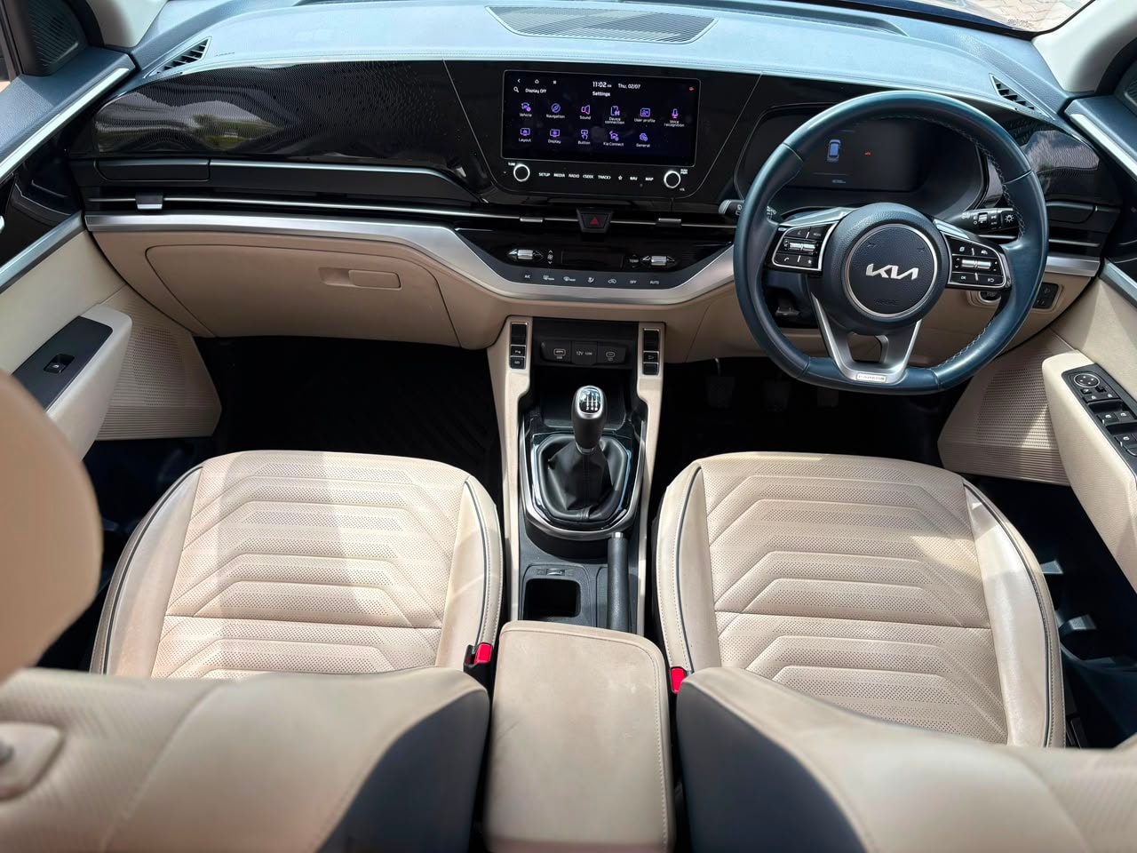 View 2022 Kia Carens Luxury 1.5 Diesel 7 STR Image 7 Used 2022 Kia Carens Luxury 1.5 Diesel 7 STR Image 7