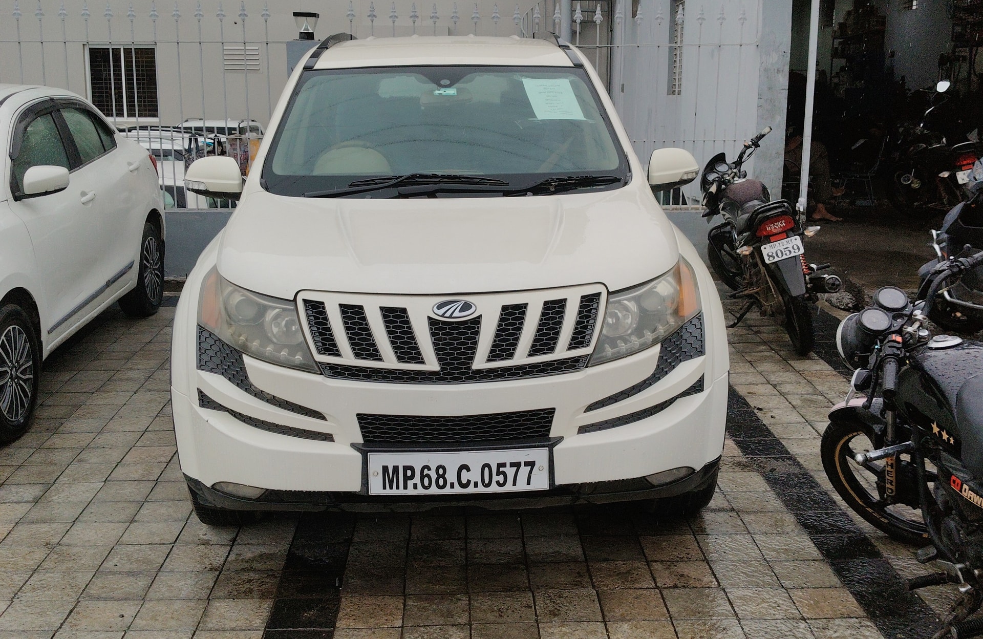 View 2011 Mahindra XUV500 W8 FWD Image 2 Used 2011 Mahindra XUV500 W8 FWD Image 2