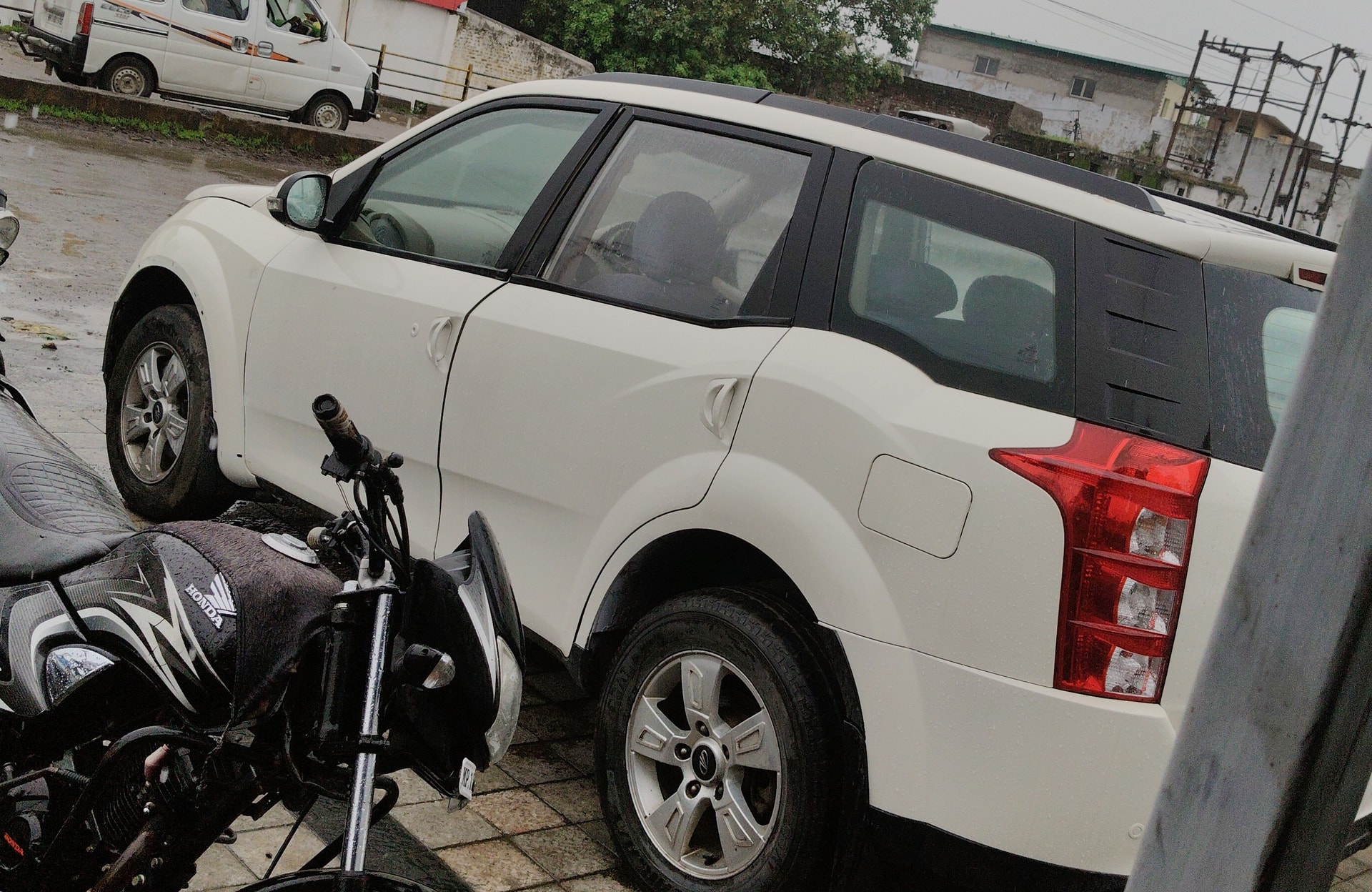 View 2011 Mahindra XUV500 W8 FWD Image 8 Used 2011 Mahindra XUV500 W8 FWD Image 8