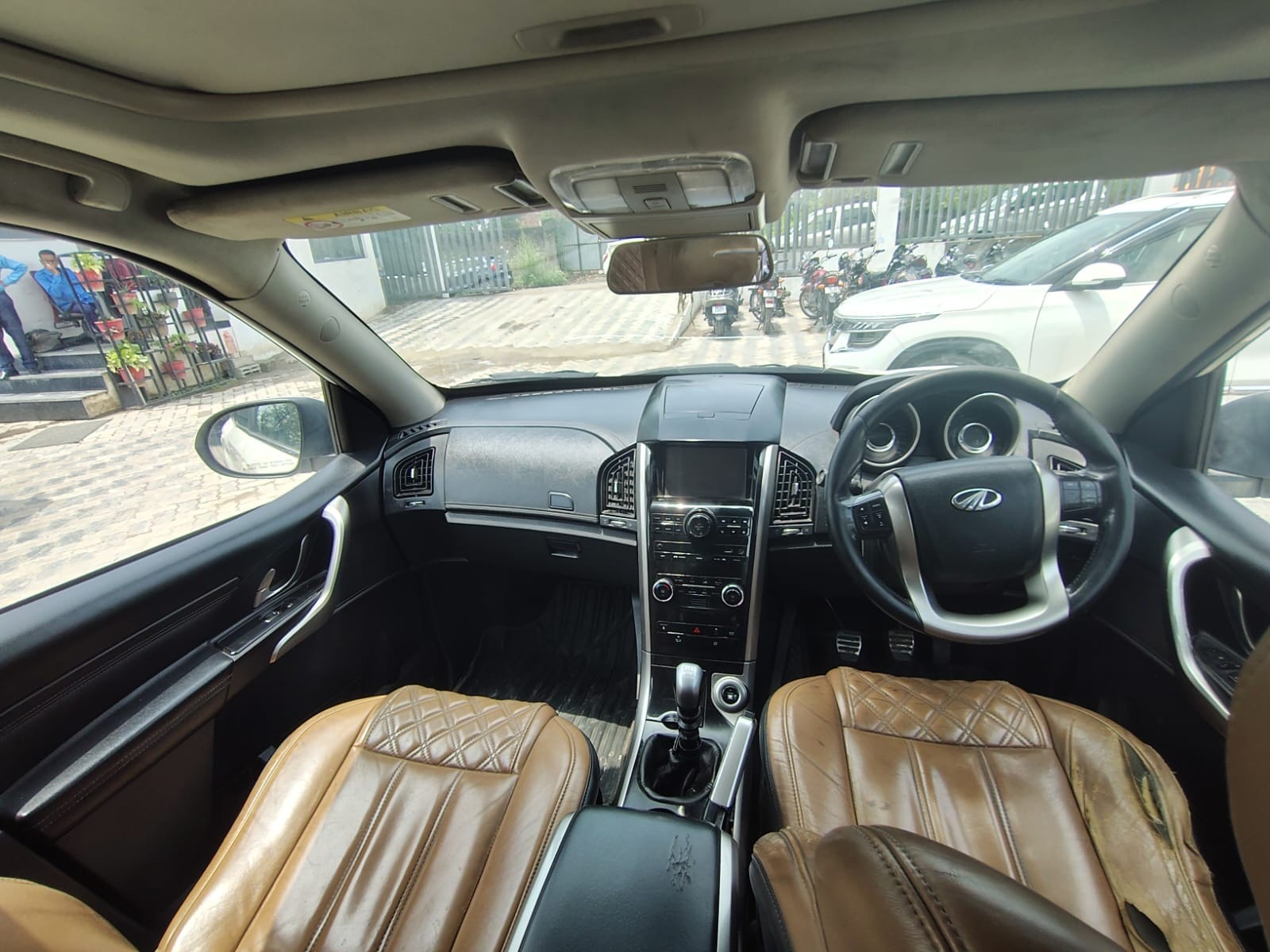 View 2018 Mahindra XUV500 W11 Image 8 Used 2018 Mahindra XUV500 W11 Image 8