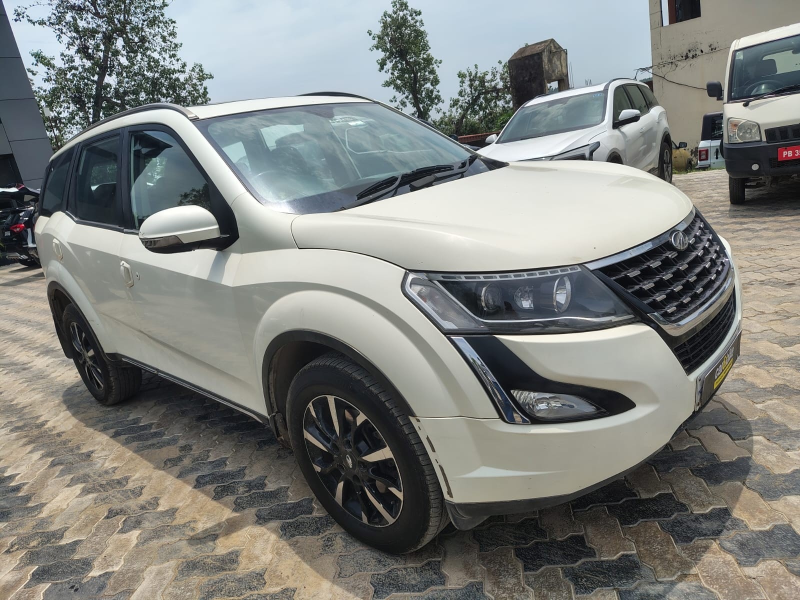 View 2018 Mahindra XUV500 W11 Image 11 Used 2018 Mahindra XUV500 W11 Image 11