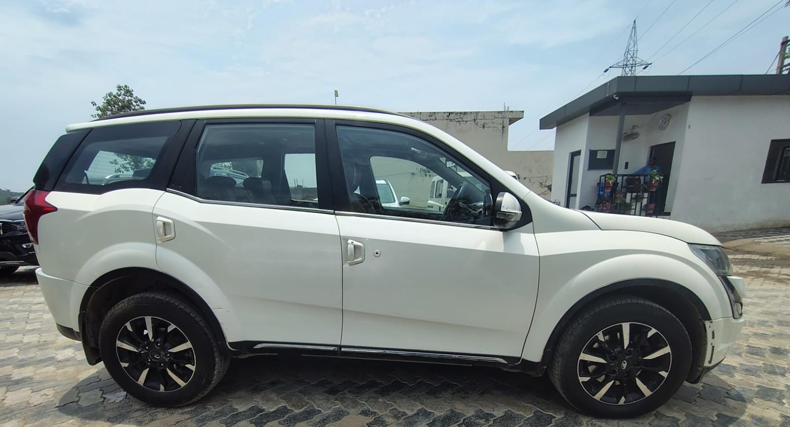 View 2018 Mahindra XUV500 W11 Image 7 Used 2018 Mahindra XUV500 W11 Image 7