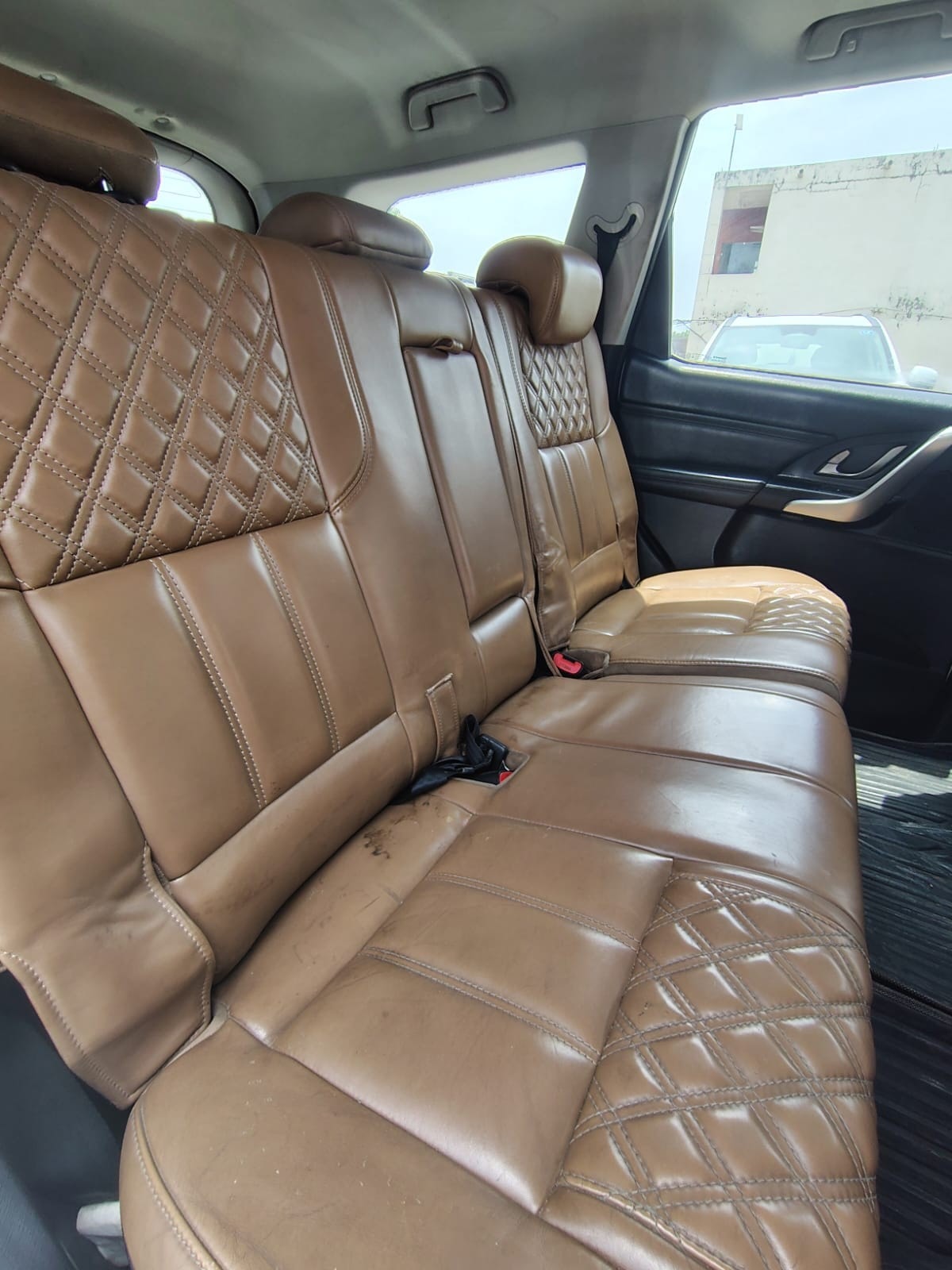 View 2018 Mahindra XUV500 W11 Image 12 Used 2018 Mahindra XUV500 W11 Image 12