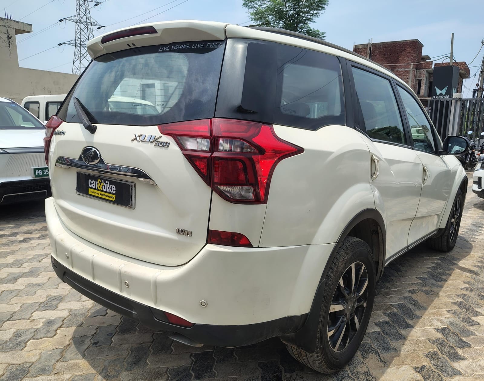 View 2018 Mahindra XUV500 W11 Image 13 Used 2018 Mahindra XUV500 W11 Image 13