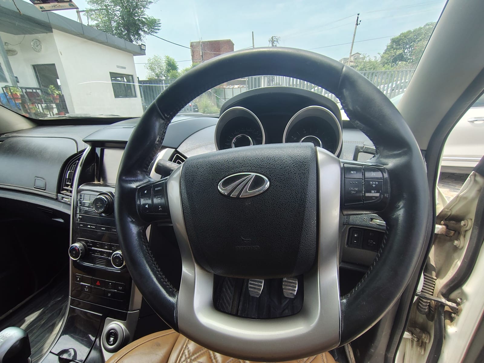 View 2018 Mahindra XUV500 W11 Image 10 Used 2018 Mahindra XUV500 W11 Image 10