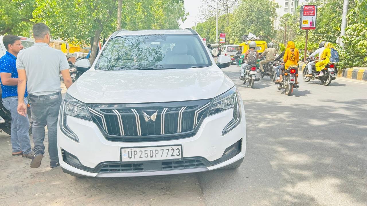 View 2022 Mahindra XUV700 AX7 MT Petrol 7 STR Image 2 Used 2022 Mahindra XUV700 AX7 MT Petrol 7 STR Image 2