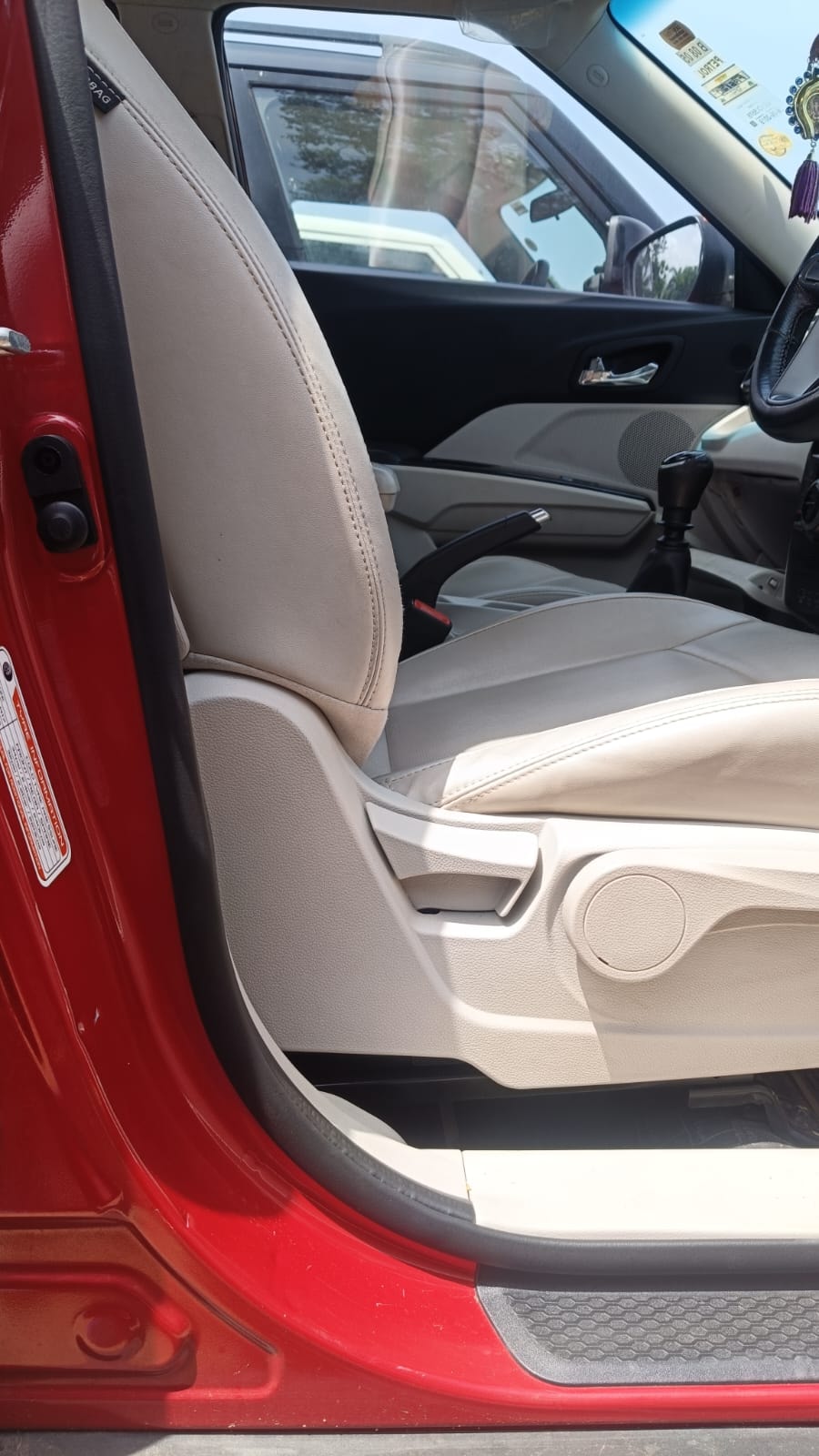 View 2019 Mahindra XUV300 W8 (O) Petrol BS IV Image 13 Used 2019 Mahindra XUV300 W8 (O) Petrol BS IV Image 13