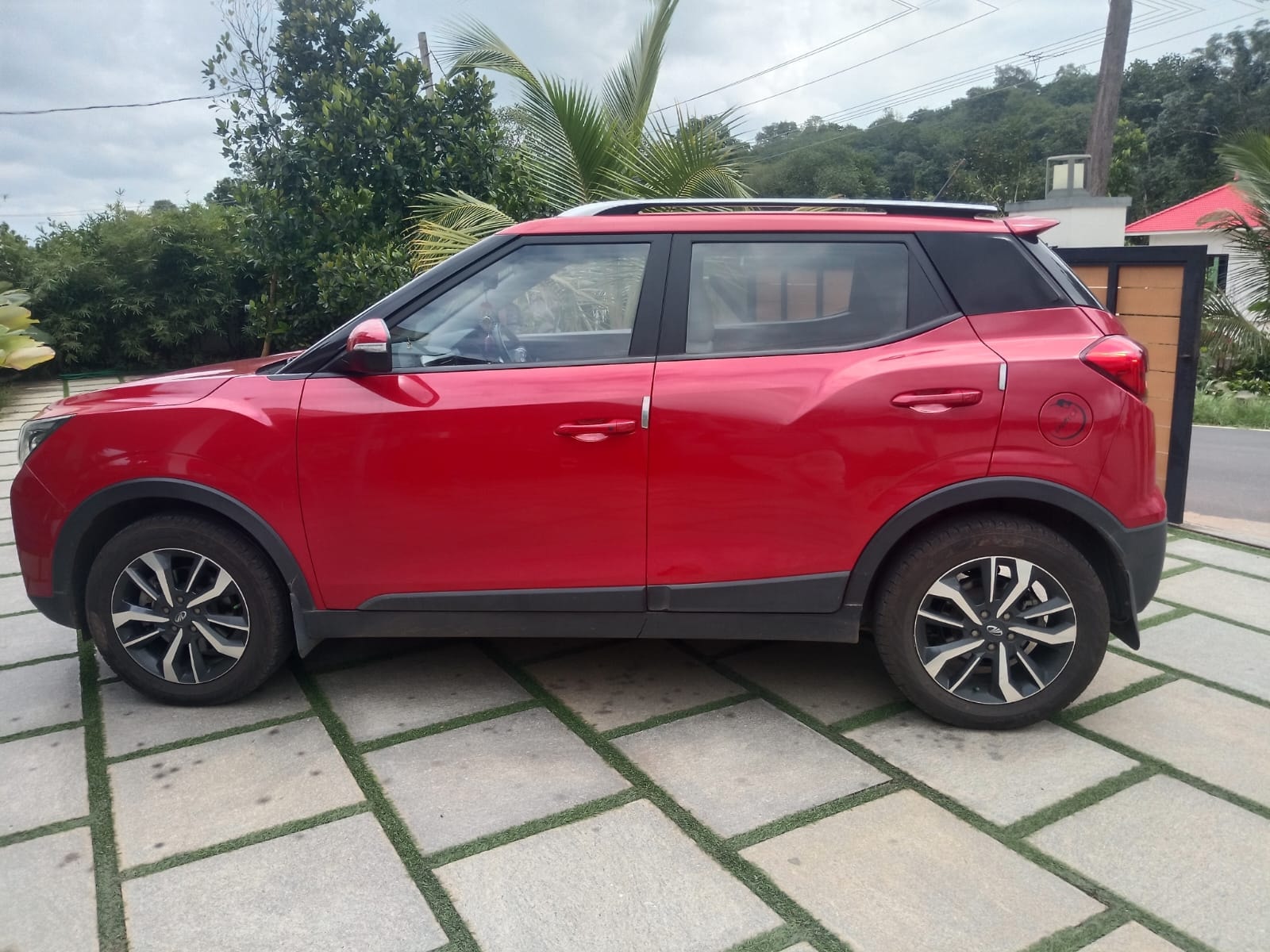 View 2019 Mahindra XUV300 W8 (O) Petrol BS IV Image 6 Used 2019 Mahindra XUV300 W8 (O) Petrol BS IV Image 6