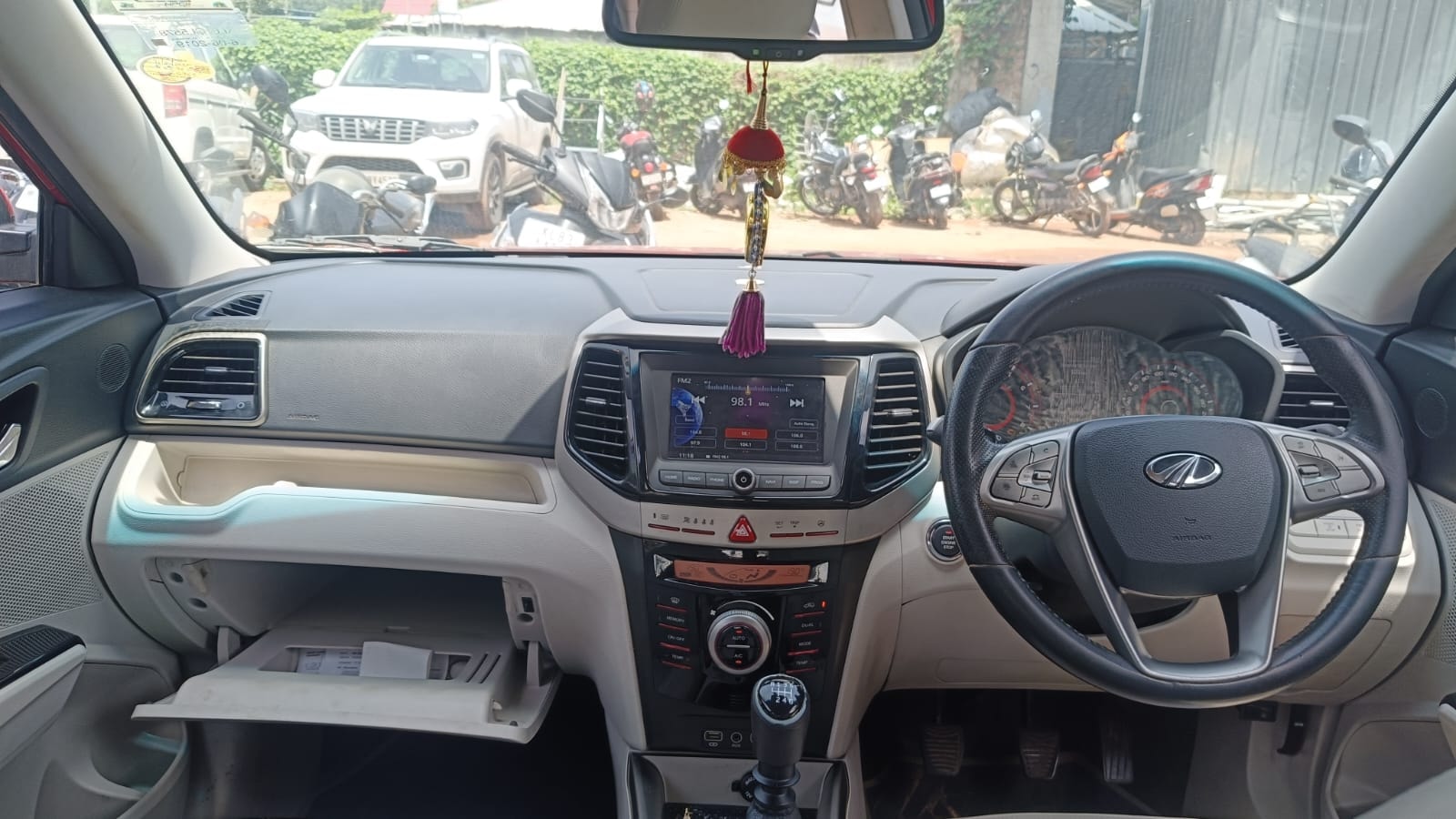 View 2019 Mahindra XUV300 W8 (O) Petrol BS IV Image 9 Used 2019 Mahindra XUV300 W8 (O) Petrol BS IV Image 9