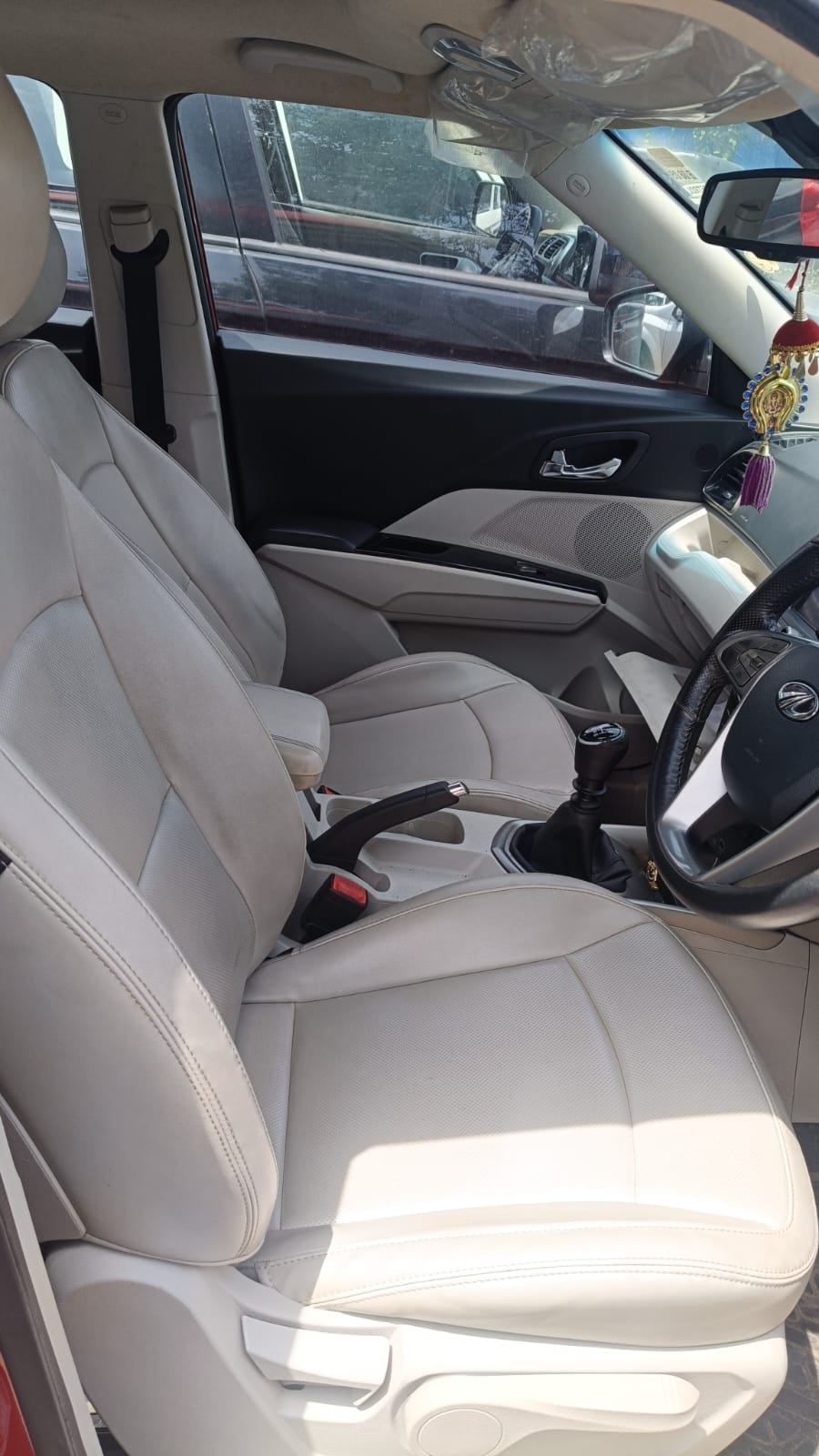View 2019 Mahindra XUV300 W8 (O) Petrol BS IV Image 3 Used 2019 Mahindra XUV300 W8 (O) Petrol BS IV Image 3