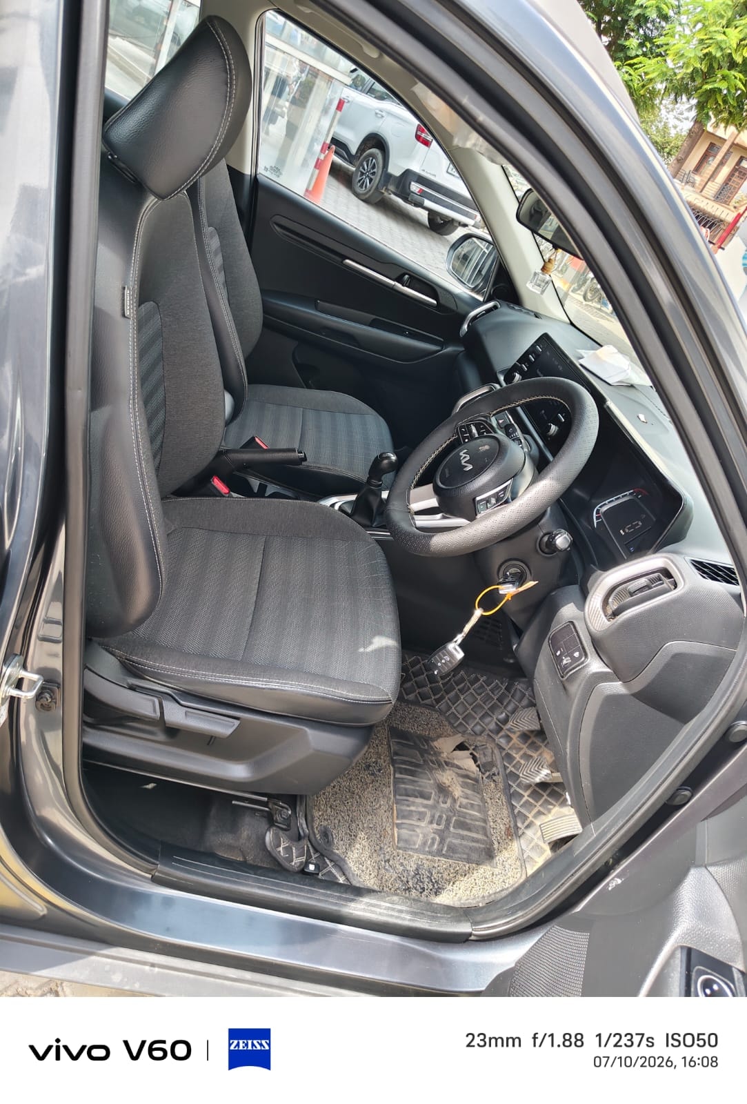 View 2023 Kia Sonet HTK Plus Petrol Image 3 Used 2023 Kia Sonet HTK Plus Petrol Image 3