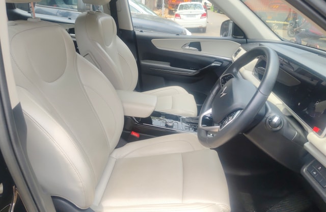 View Mahindra XUV700 Image 13 Used Mahindra XUV700 Image 13