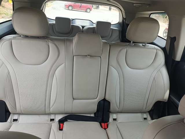 View Mahindra XUV700 Image 4 Used Mahindra XUV700 Image 4